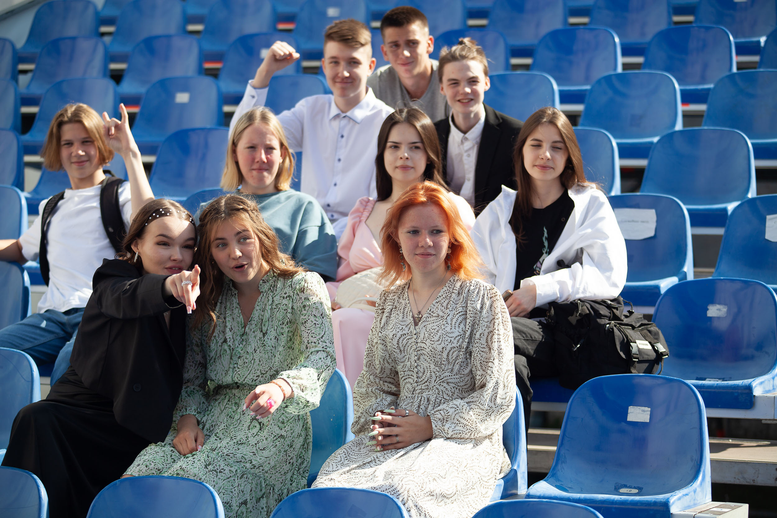 Летняя фотосессия выпускного 9 класса на природе