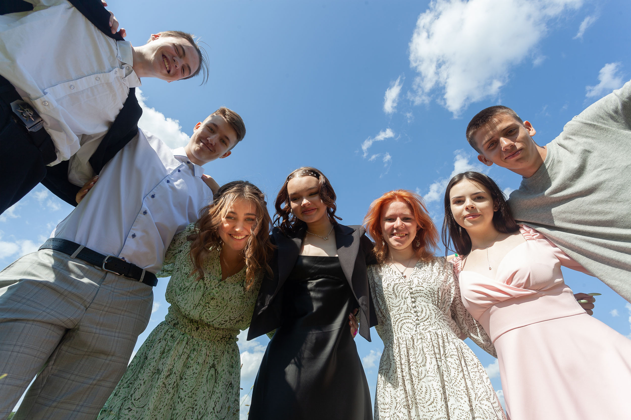 Летняя фотосессия выпускного 9 класса на природе