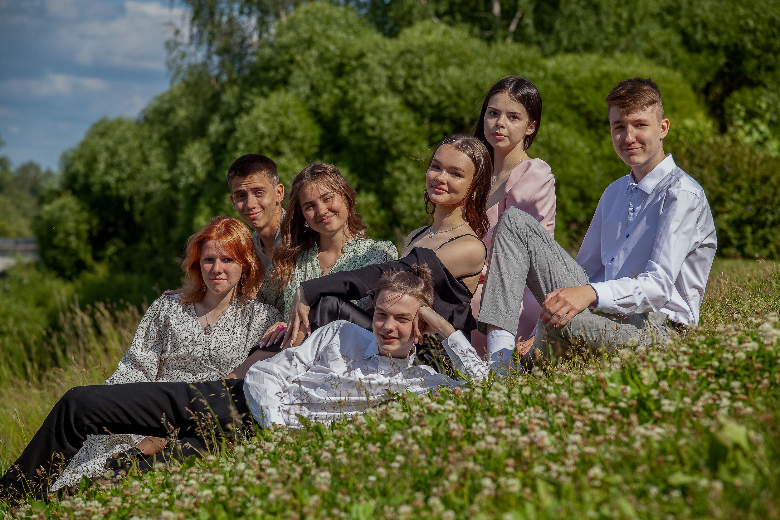 Летняя фотосессия выпускного 9 класса на природе
