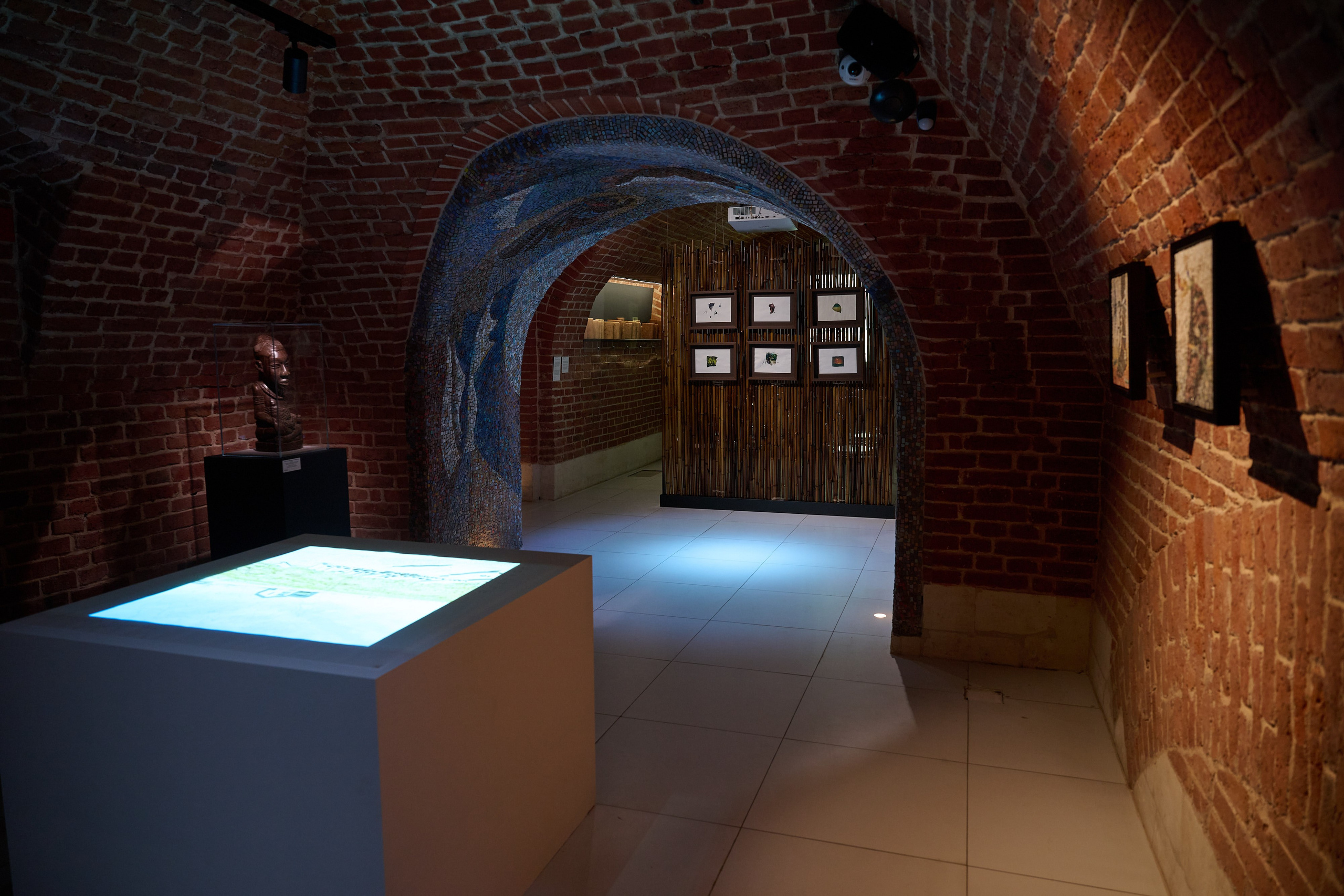 Ольга Михальчук с куратором выставки Марией Дубодел. Ольга Михальчук, художница и фотограф