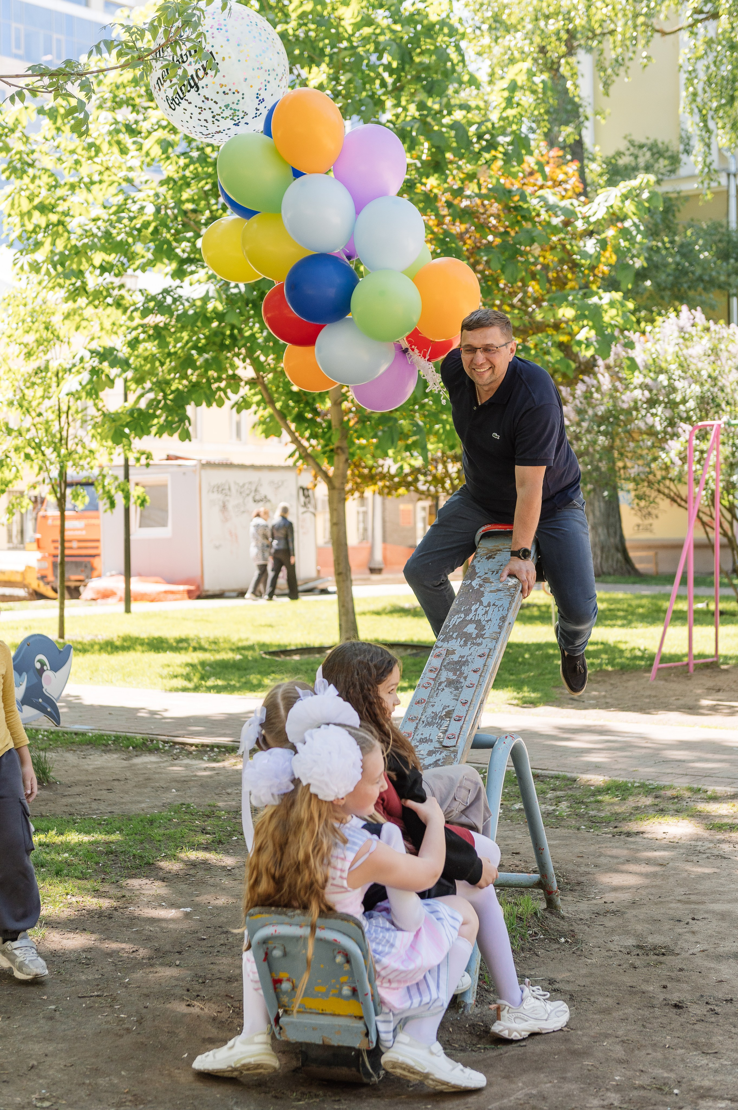 качели на детской площадке