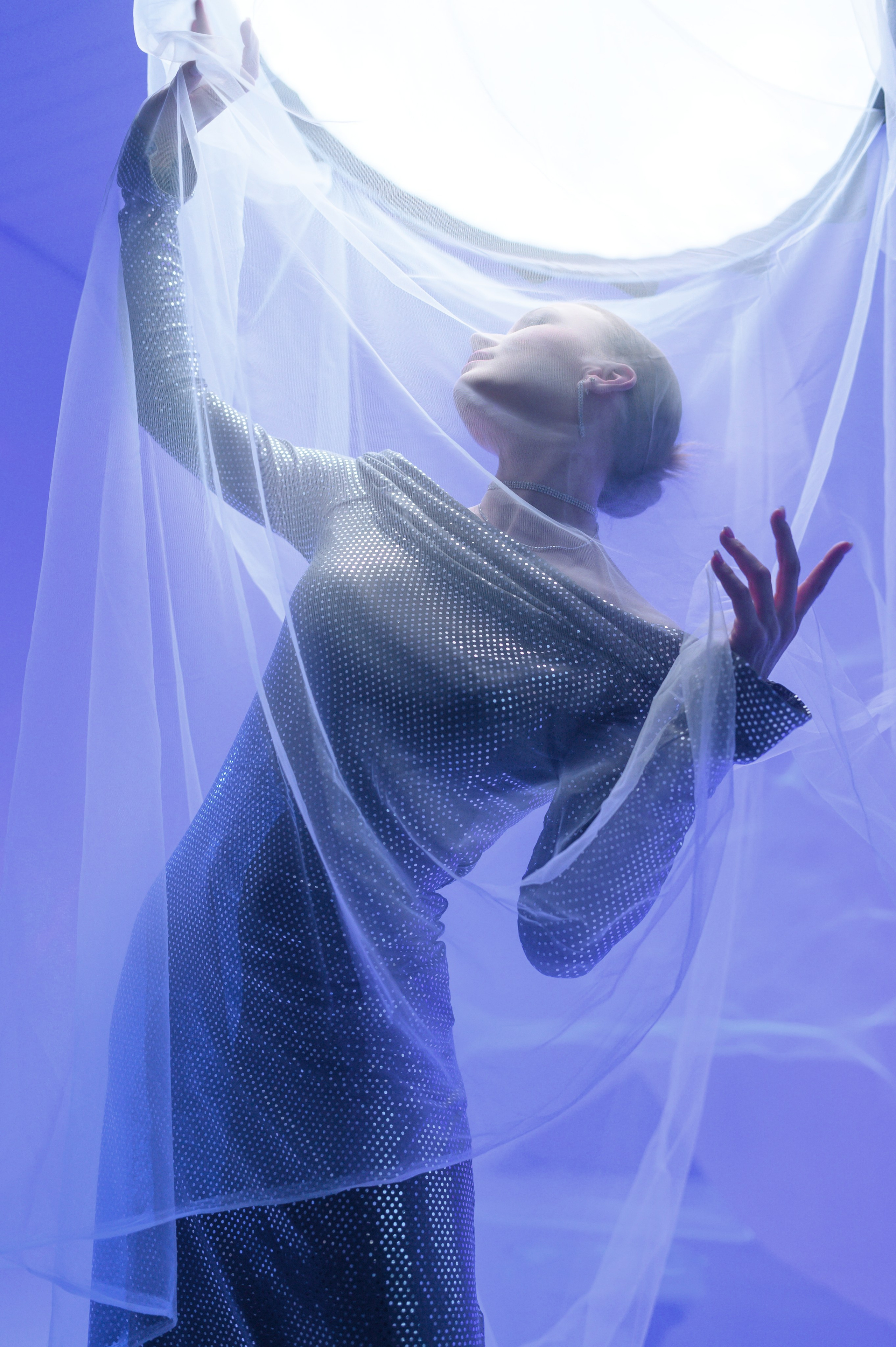 Фотосессия с белой тканью и постоянным светом