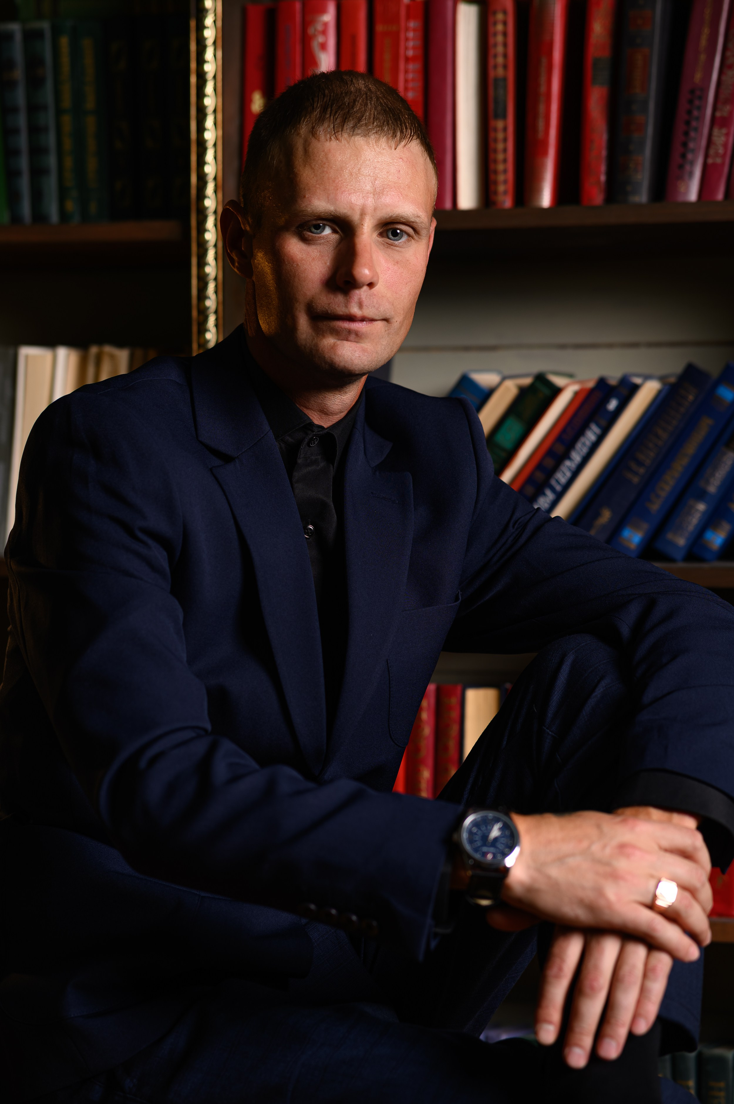 Мужчина в классическом костюме во время профессиональной студийной фотосессии в Казани. Фотограф Алексей Клейменов