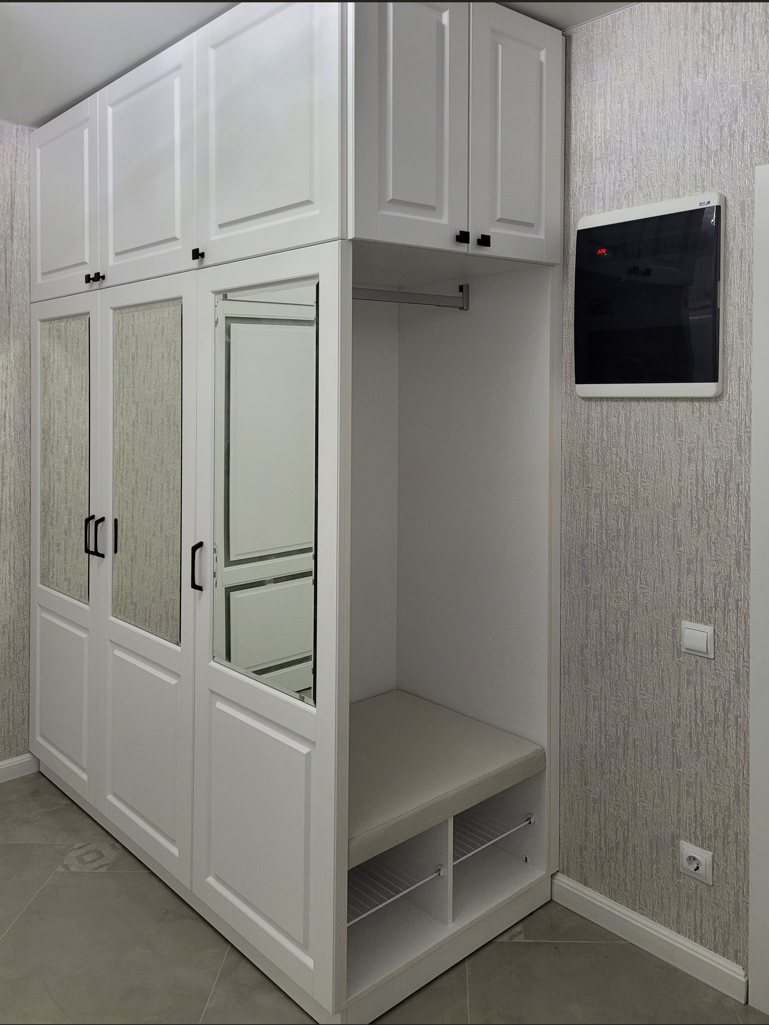 Шкафы, гардеробные и прихожие на заказ в Евпатории. Мебель на заказ в Евпатории