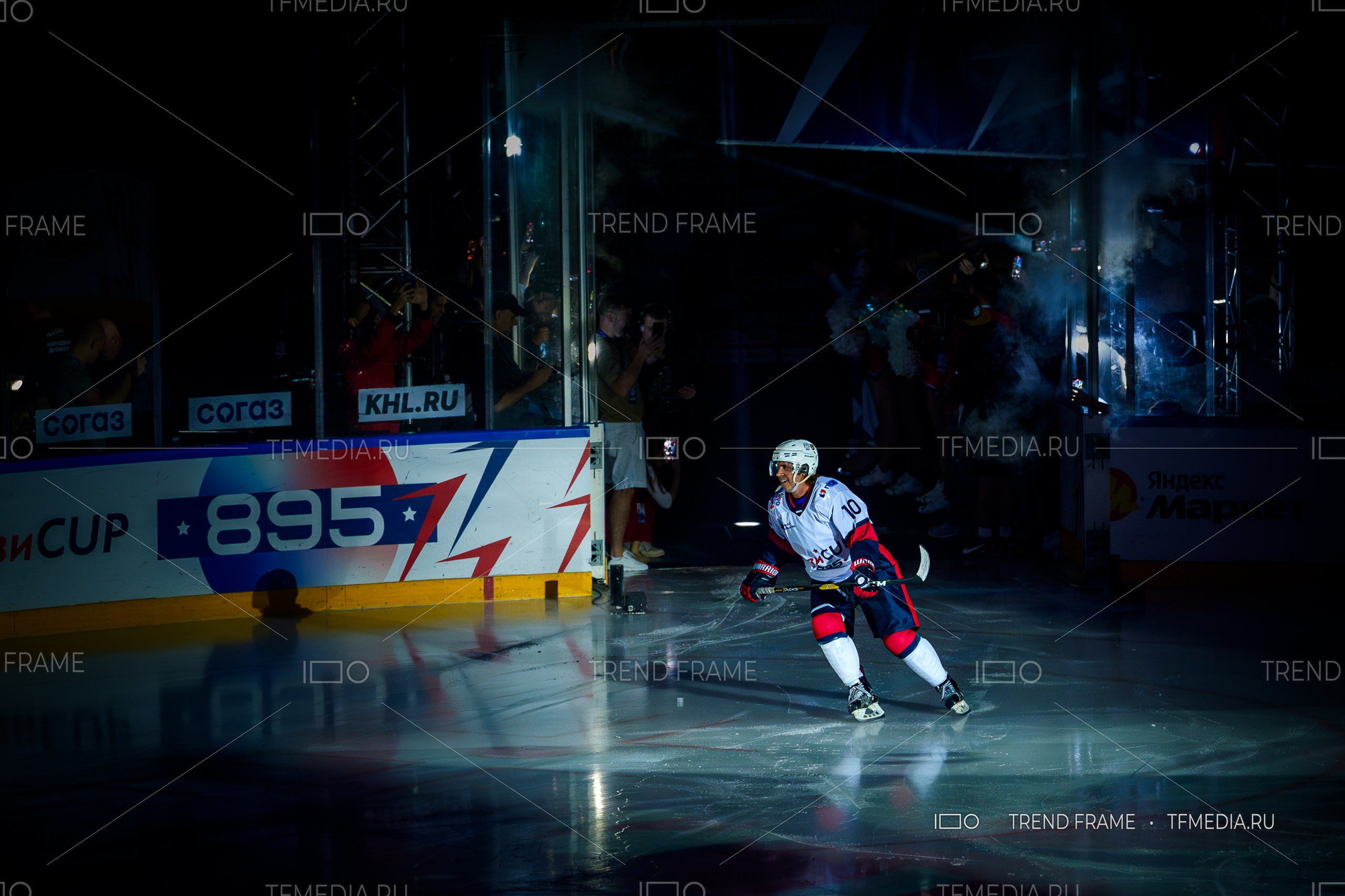Кубок Овечкина 2025 по хоккею — Александр Мостовой под номером 10 на льду в Мытищах. Премиальные спортивные фото TrendFrame.
