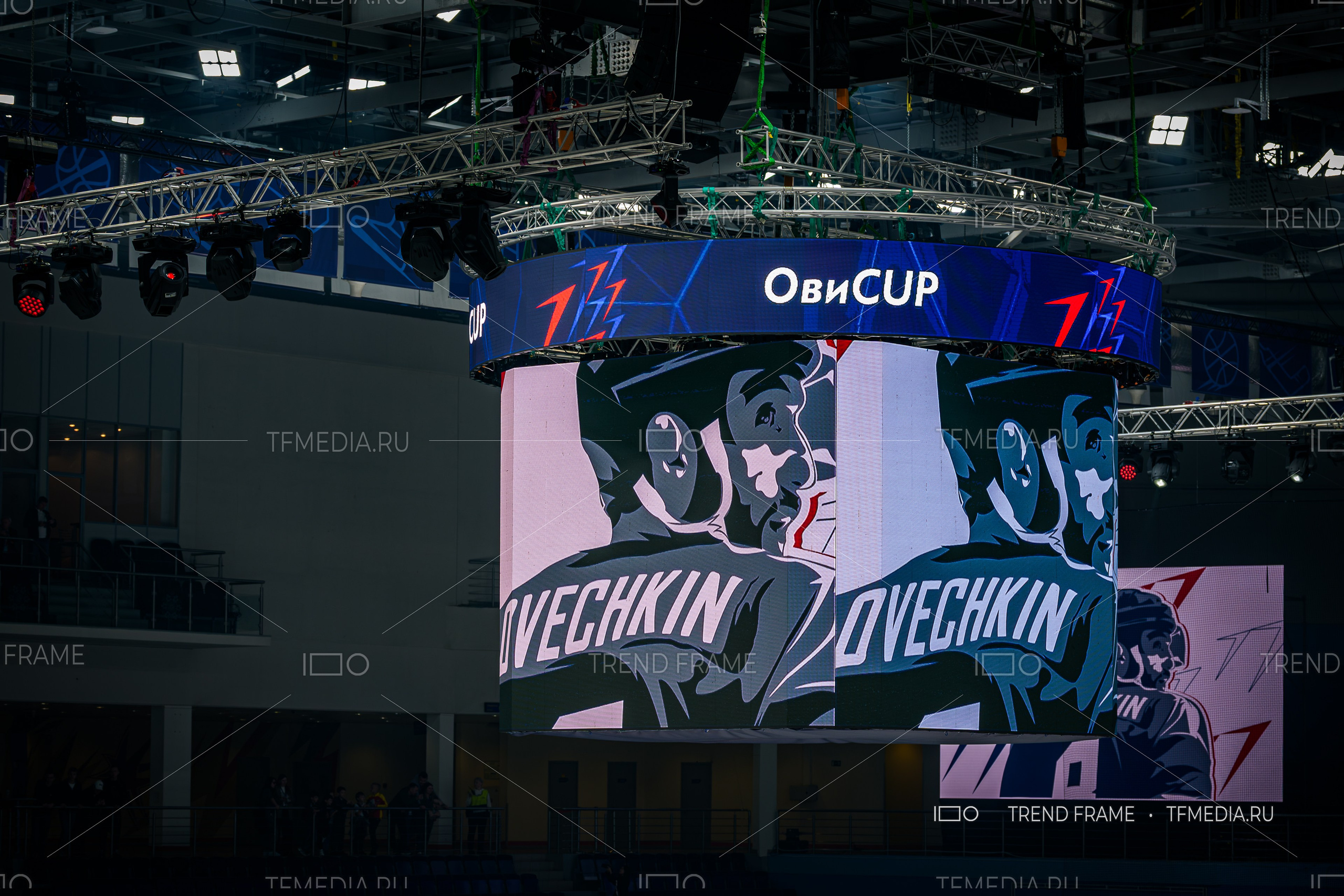 Финал Кубка Овечкина 2025 по хоккею в Мытищах — центральный экран арены с логотипом ОвиCUP и изображением Александра Овечкина. Премиальные спортивные фото TrendFrame.