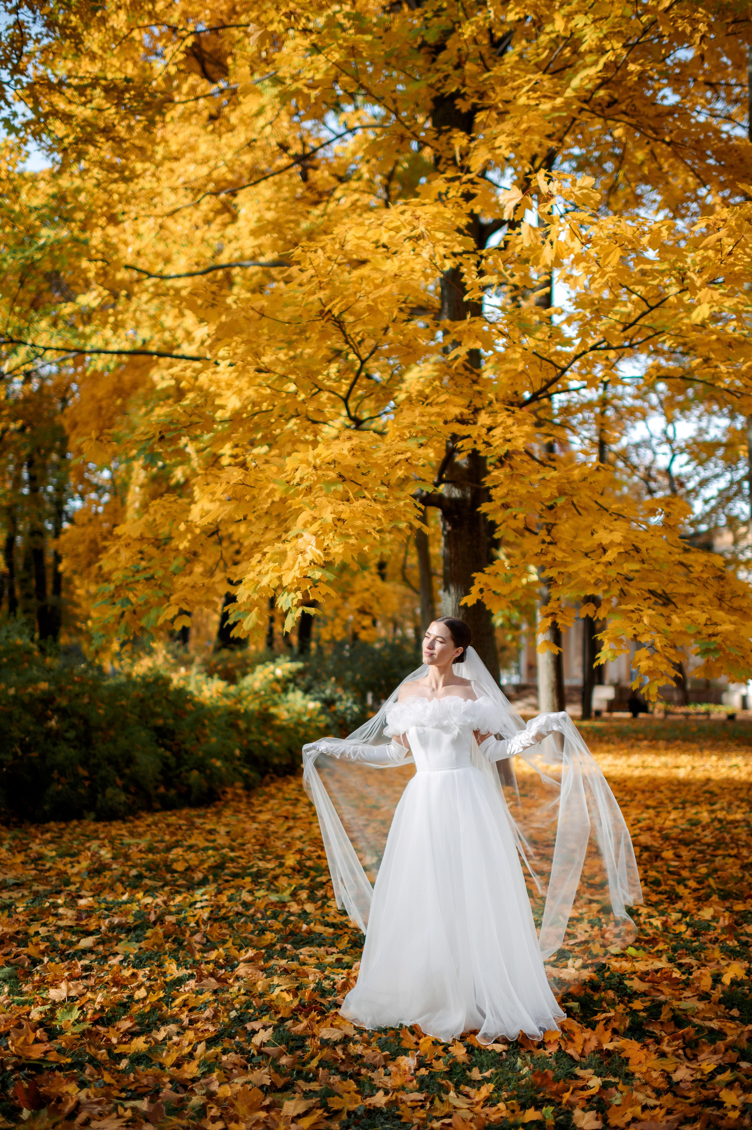 Осенняя великолепная свадебная прогулка жениха и невесты в октябре в Санкт-Петербурге в Михайловском парке и у Атлантов на Миллионной улице. Портретный, семейный и свадебный фотограф в Санкт-Петербурге и в Пушкине Ширяев Денис