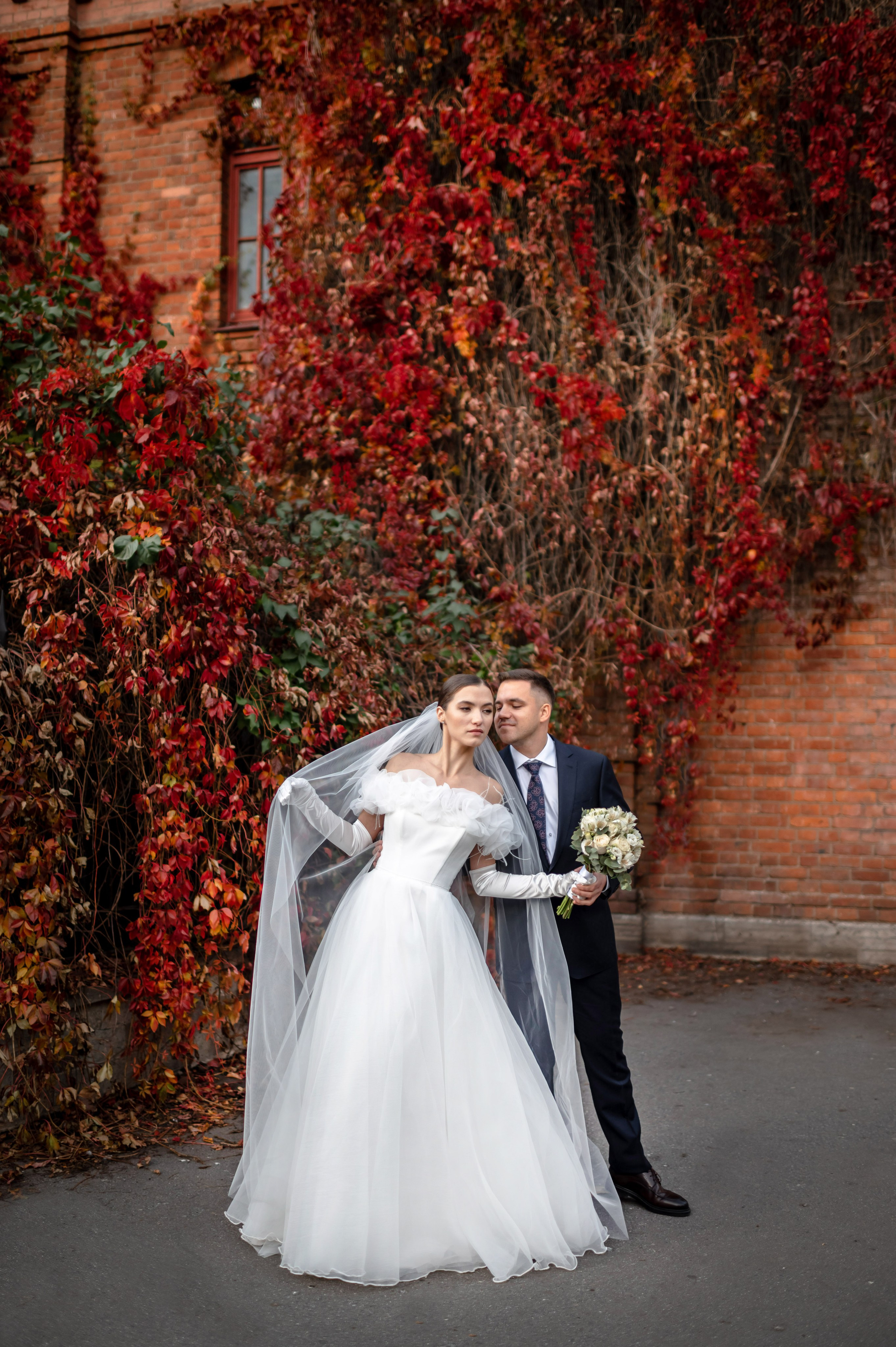 Осенняя великолепная свадебная прогулка жениха и невесты в октябре в Санкт-Петербурге в Михайловском парке и у Атлантов на Миллионной улице. Портретный, семейный и свадебный фотограф в Санкт-Петербурге и в Пушкине Ширяев Денис