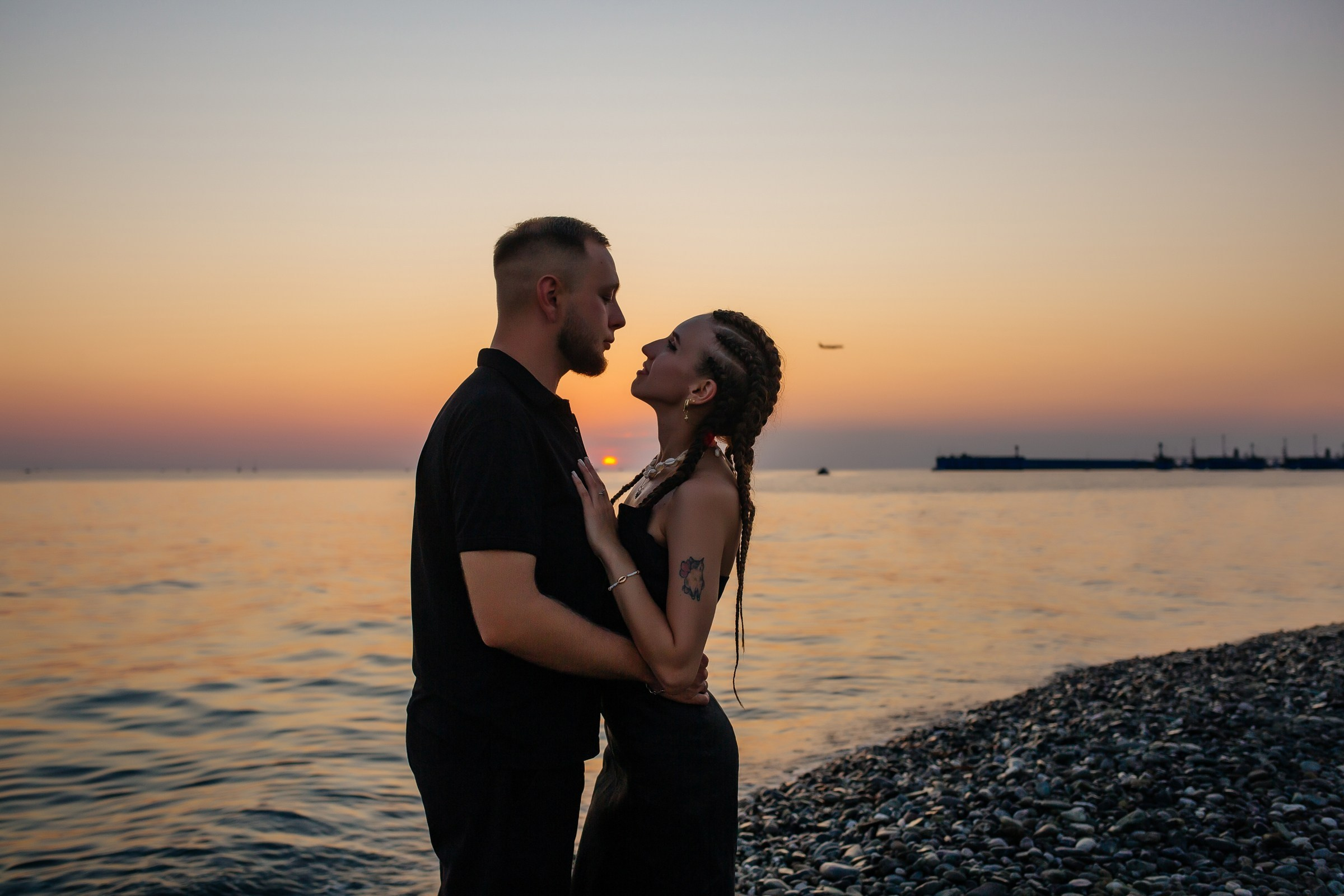 лав стори на берегу моря с большими камнями Адлер.