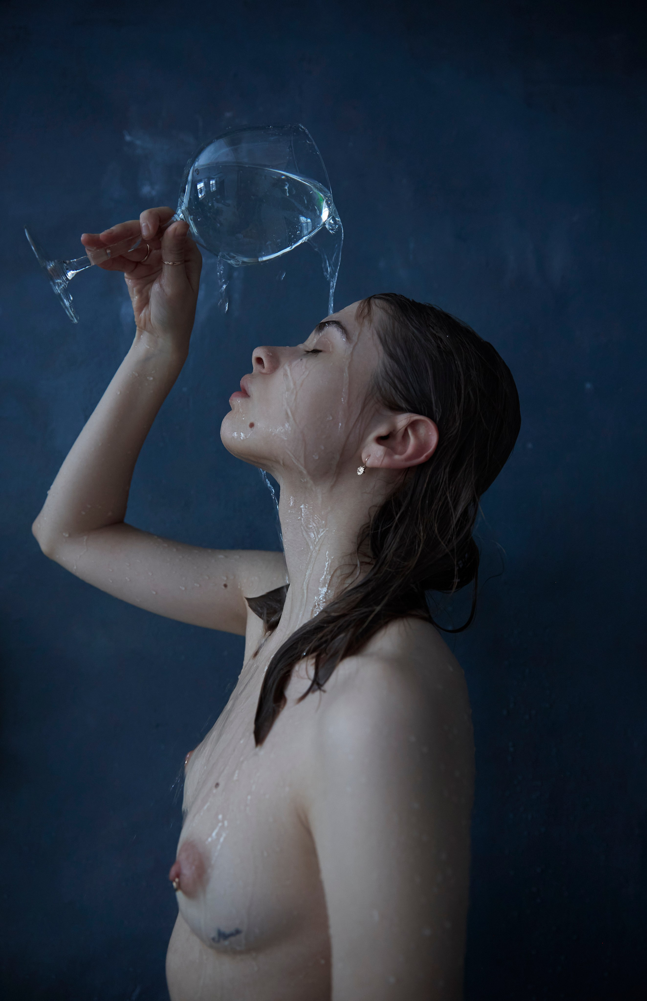 Abstract nude female portrait in soft natural light. Focus on form, emotion, and quiet absence. An intimate fine-art nude exploring the space between presence and disappearance. Shot in ambient light with minimalist aesthetic. Размытая ню-композиция. Женское тело в состоянии покоя, абстракция. Минималистичный кадр фрагмента женского тела в контрастном свете. Художественная ню-фотография, игра текстур. Художественный портрет обнажённой женщины. Светлая сцена, ню-фотография, атмосфера статуи и тишины. Ню в тёплом освещении, женская фигура в статичной позе. Художественное изображение тела, текстуры и свет. фотограф ню. art nude photography photographer