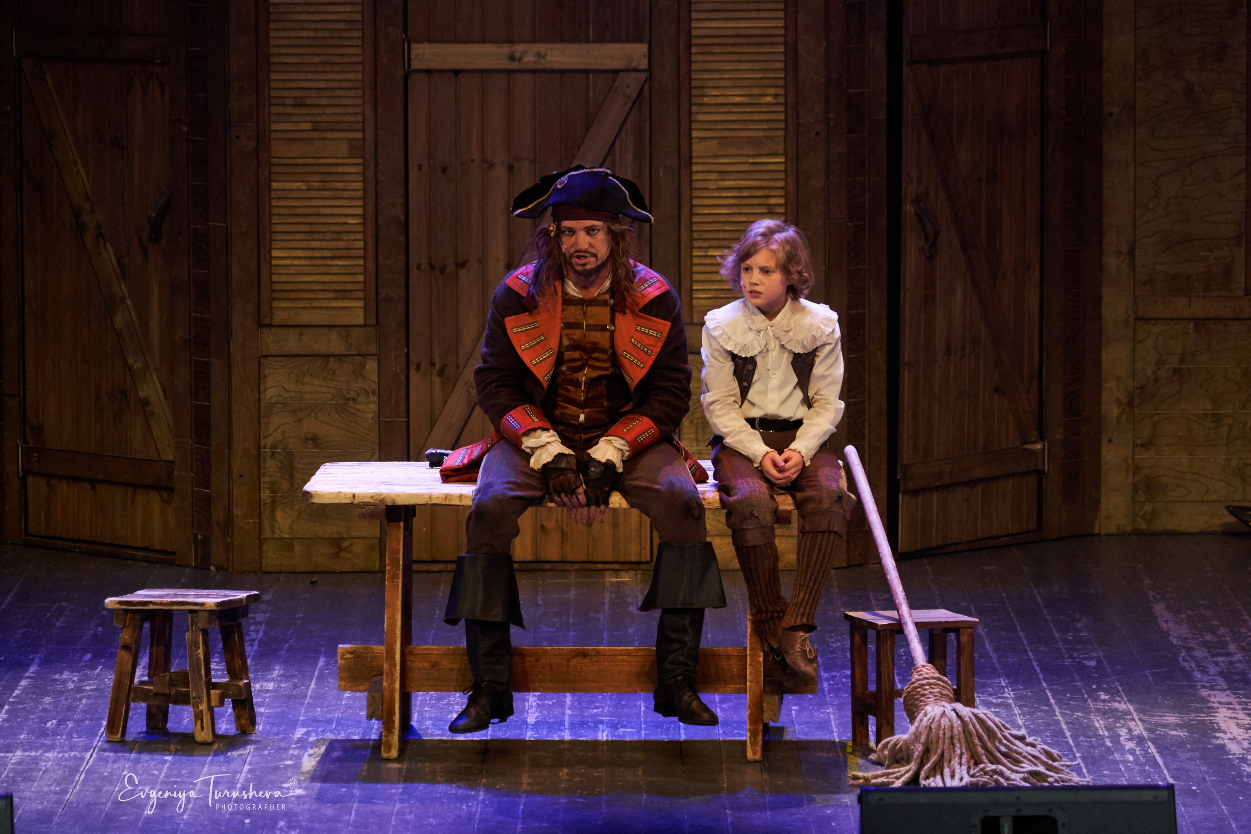 Джим (Никита Кашеваров) и Билли Бонс (Константин Бурухин)