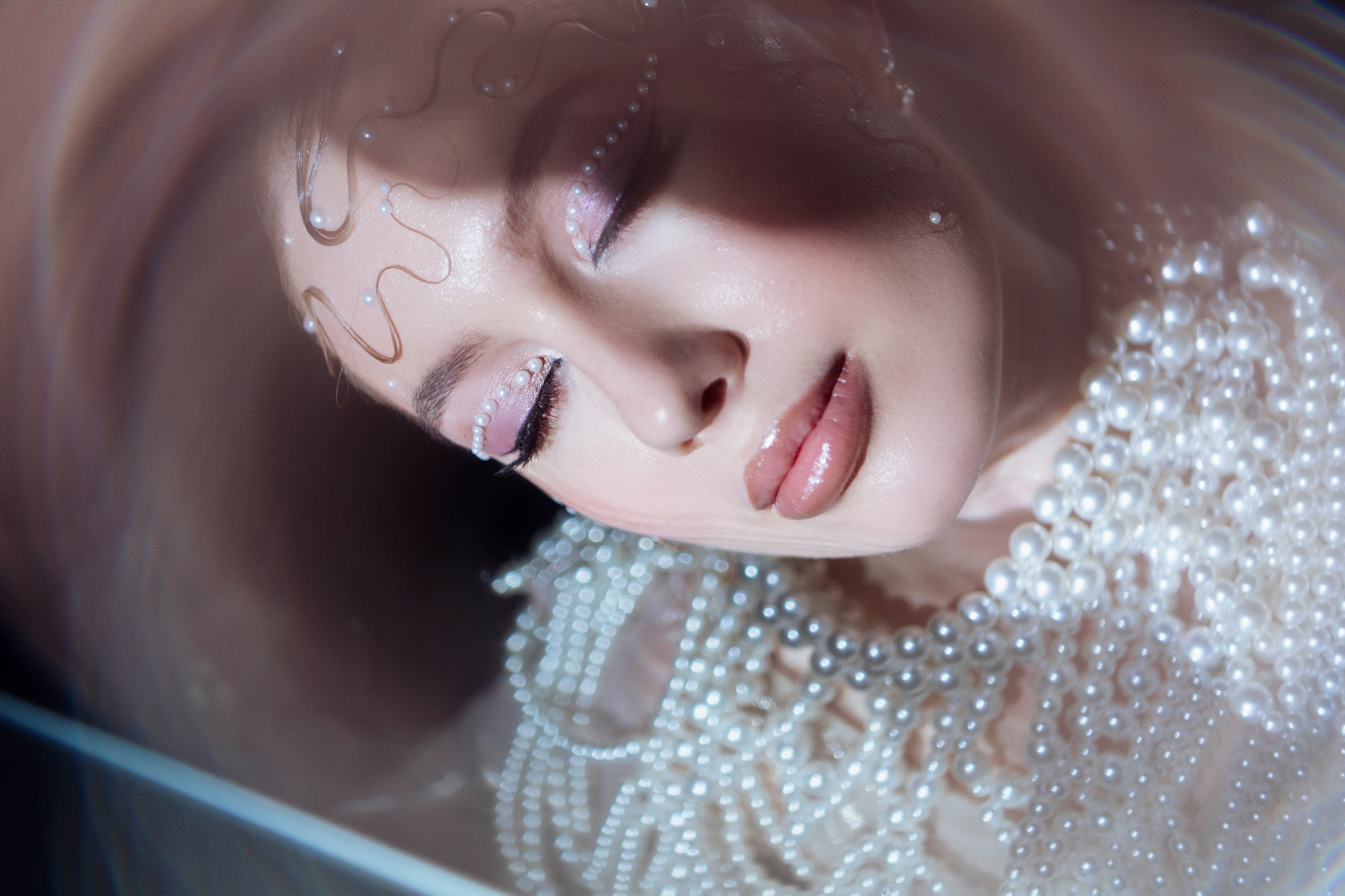 Необычная студийная фотосессия с водой и концептуальным светом, фотограф Москва