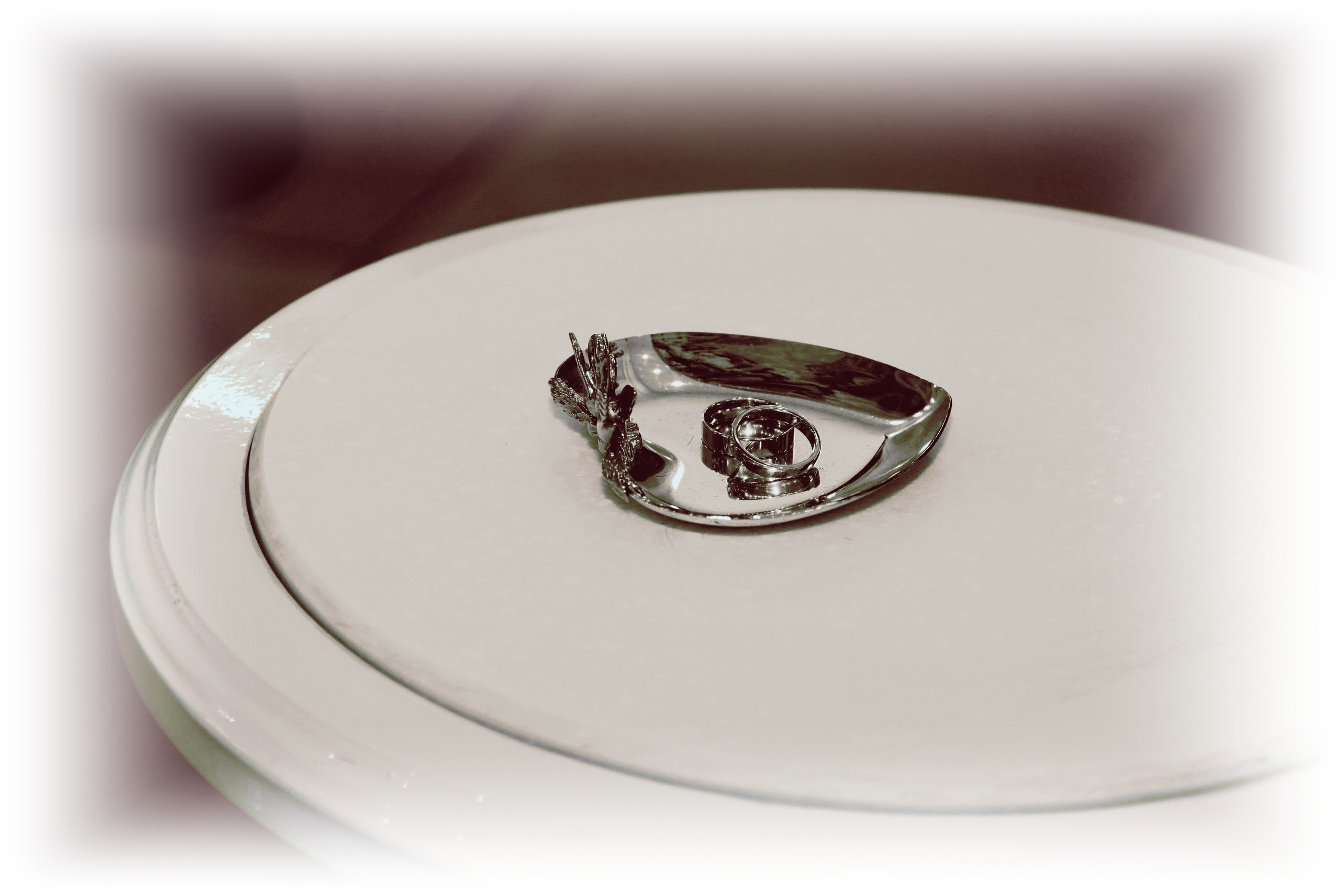 Макросъемка обручальных колец на декоративном блюдце. Свадебные детали в черно-белом стиле. Свадебный фотограф Королев, Московская область, Москва, Юлия Егорова