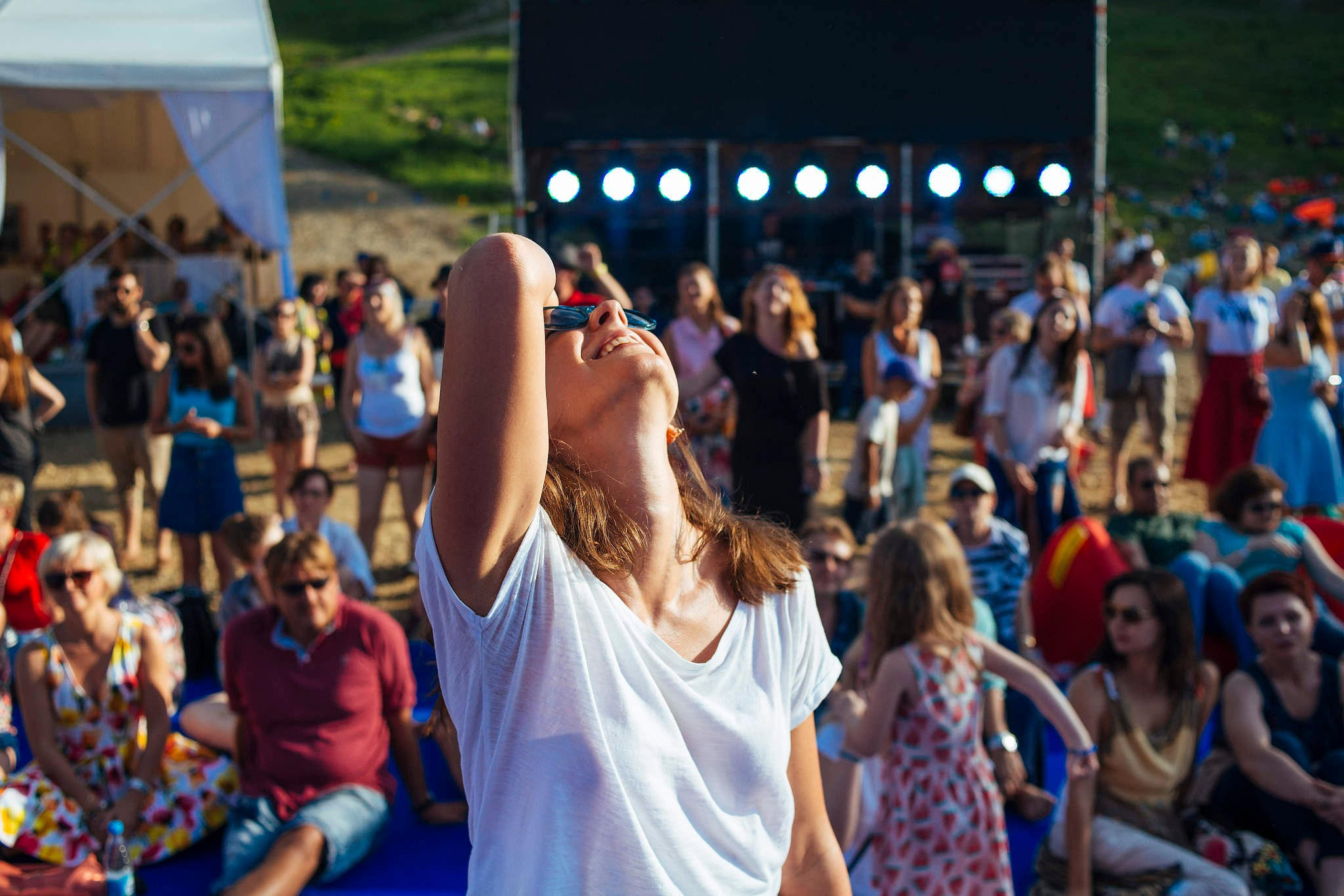 Зрители слушают и танцуют на итоговом концерте на фестивале Усадьба Jazz в Красной Поляне. Съемка для Усадьба Jazz в 2016 году.