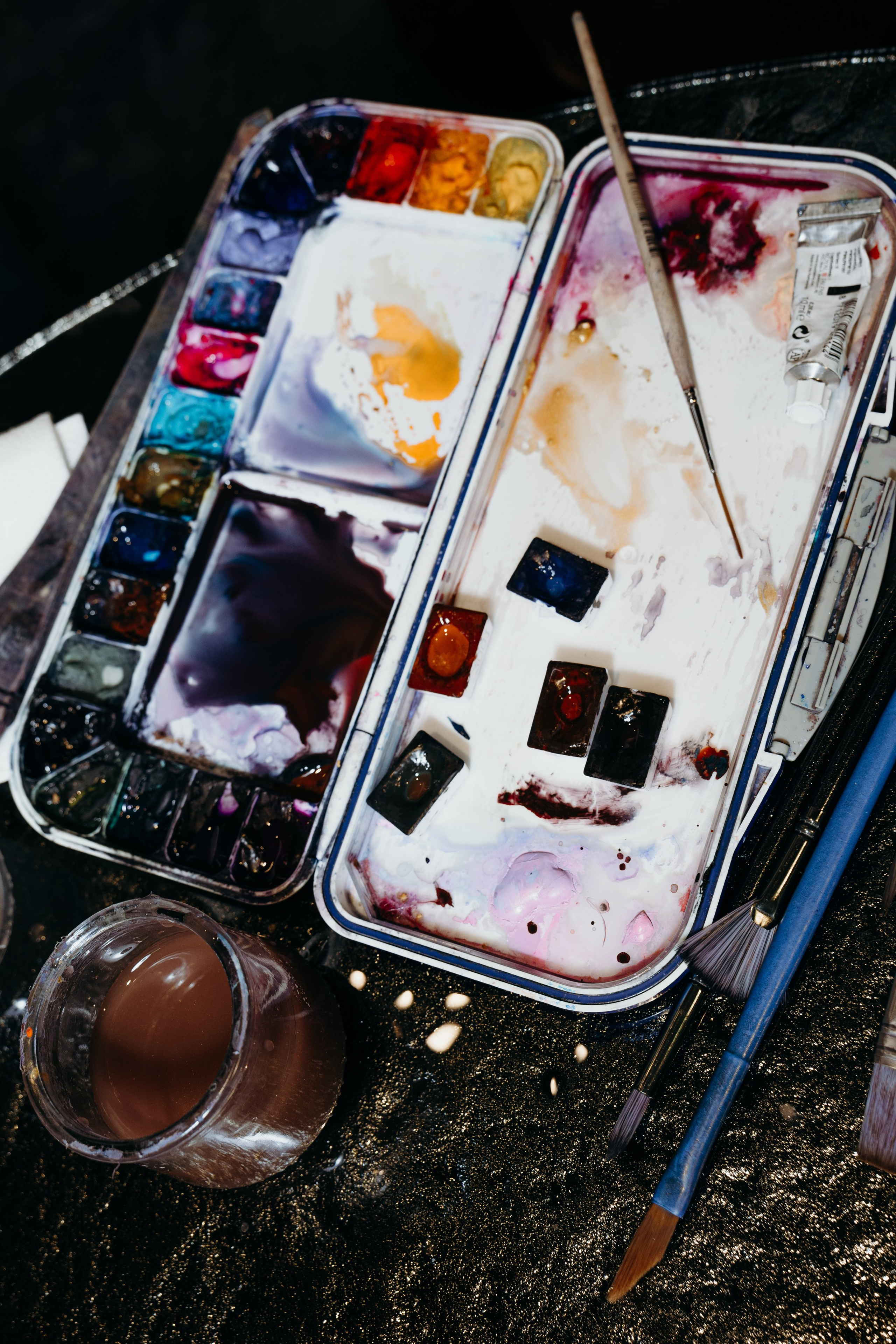 Репортажная фотосессия художницы в мебельной салоне