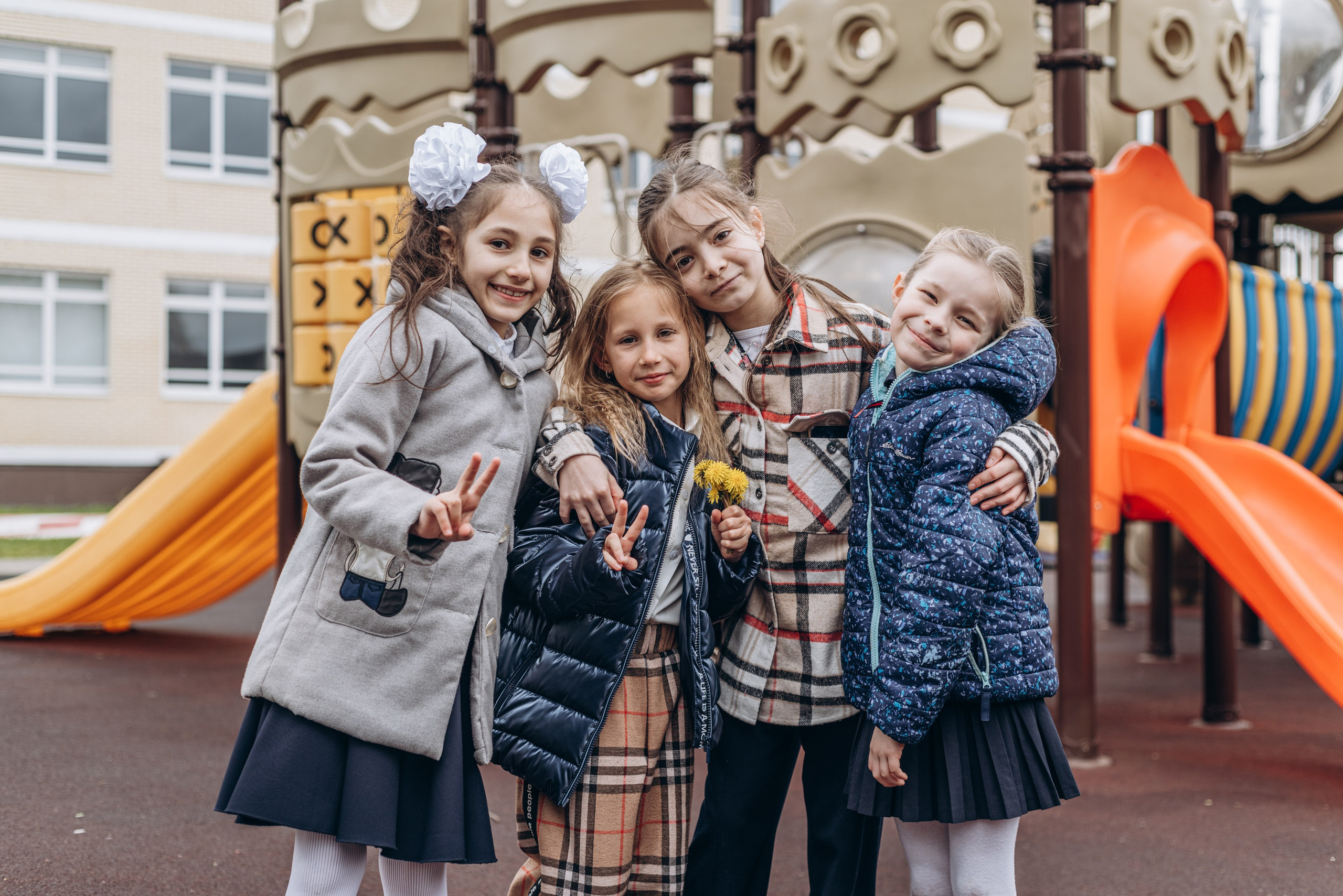 Выпускной альбом 1 класса — фотосессия в школе, деликатная ретушь и дизайн в Москве. MILATE — выпускные альбомы, фотосессии и видео в Москве