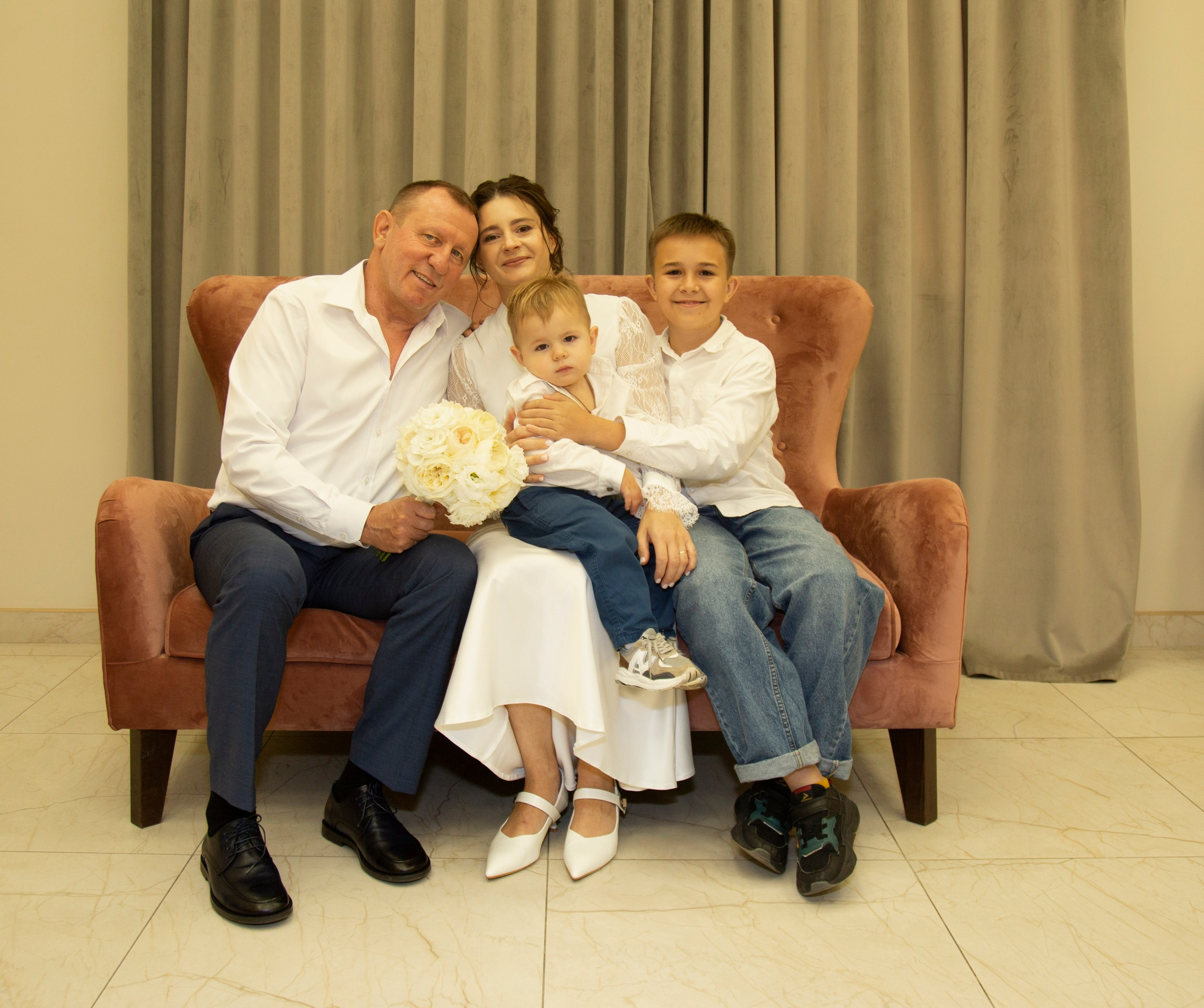 Свадебная фотосессия для Кристины и Александра. Фотосессия в студии в Москве от профессионального фотографа услуги по доступным ценам