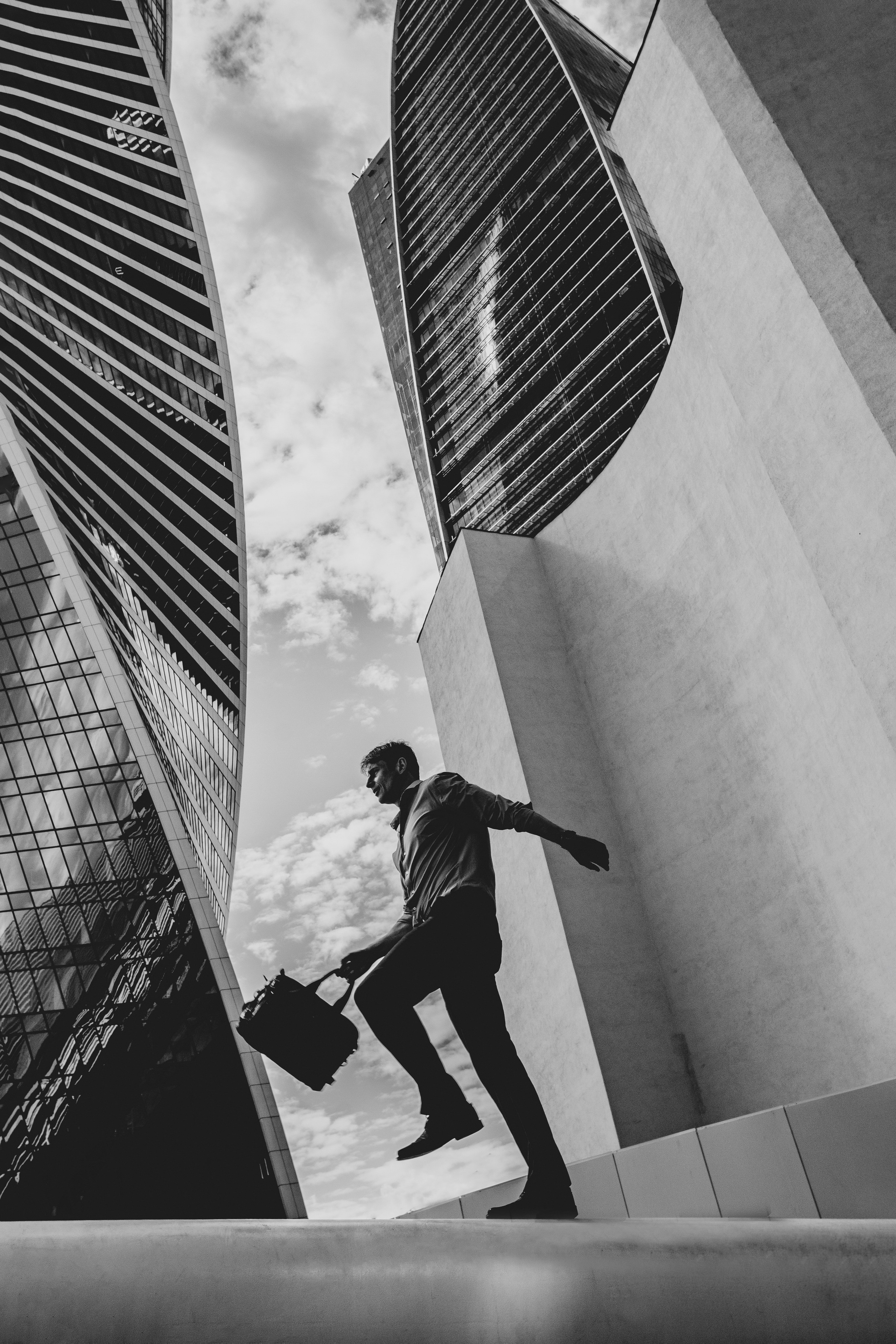 мужчина идет по Москва-Сити бизнес - портрет