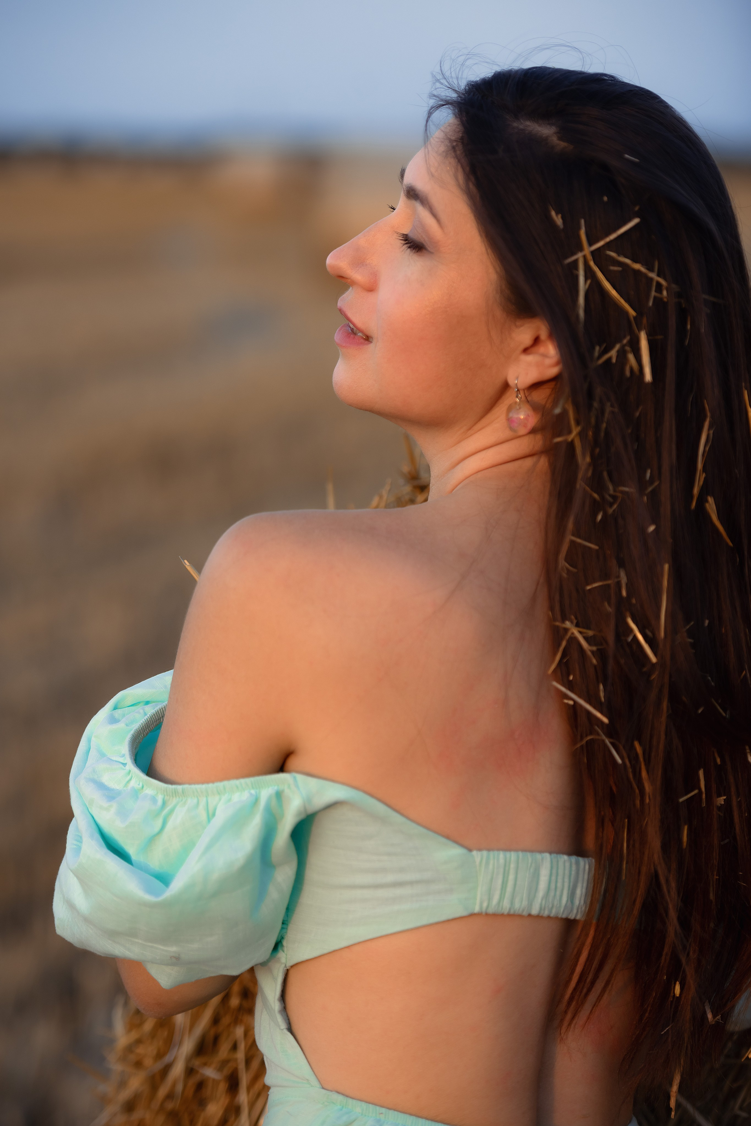 Фотосессия Ирина в поле со стогами. Портретный фотограф в Краснодаре Евгений Карпов