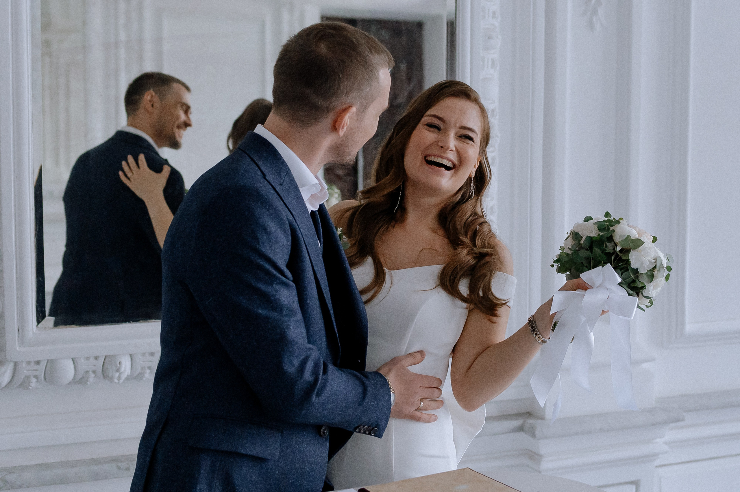 Эмоции невесты во время росписи