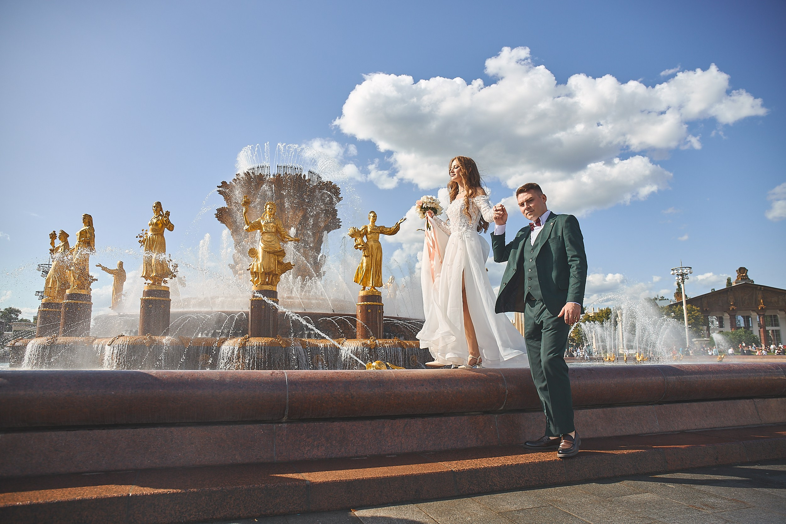 Молодая свадебная пара на фонтане Дружба Народов ВДНХ