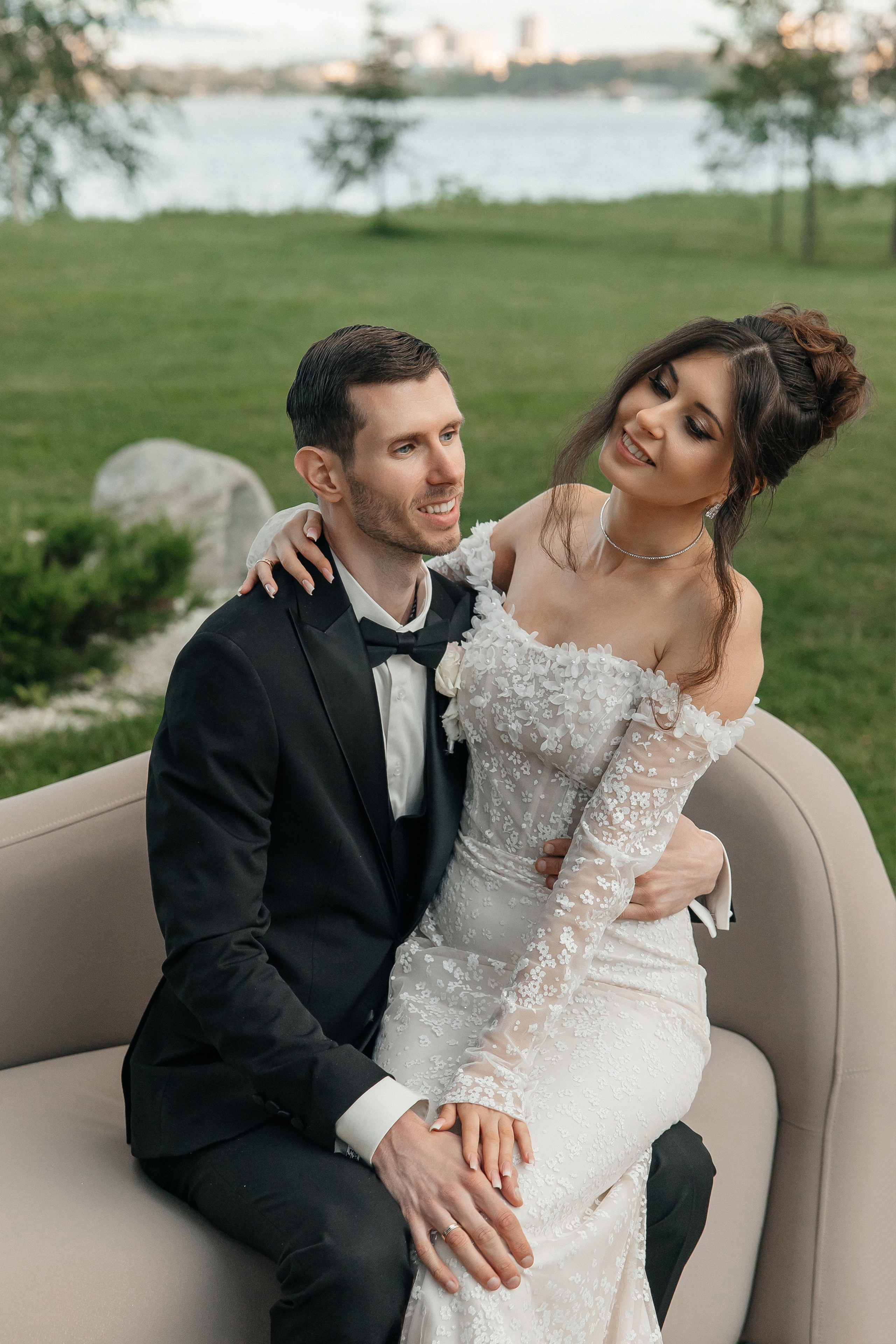 Свадебная фотосессия на площадке THE SUN LAKE VERANDA на озере Сенеж Солнечногорск