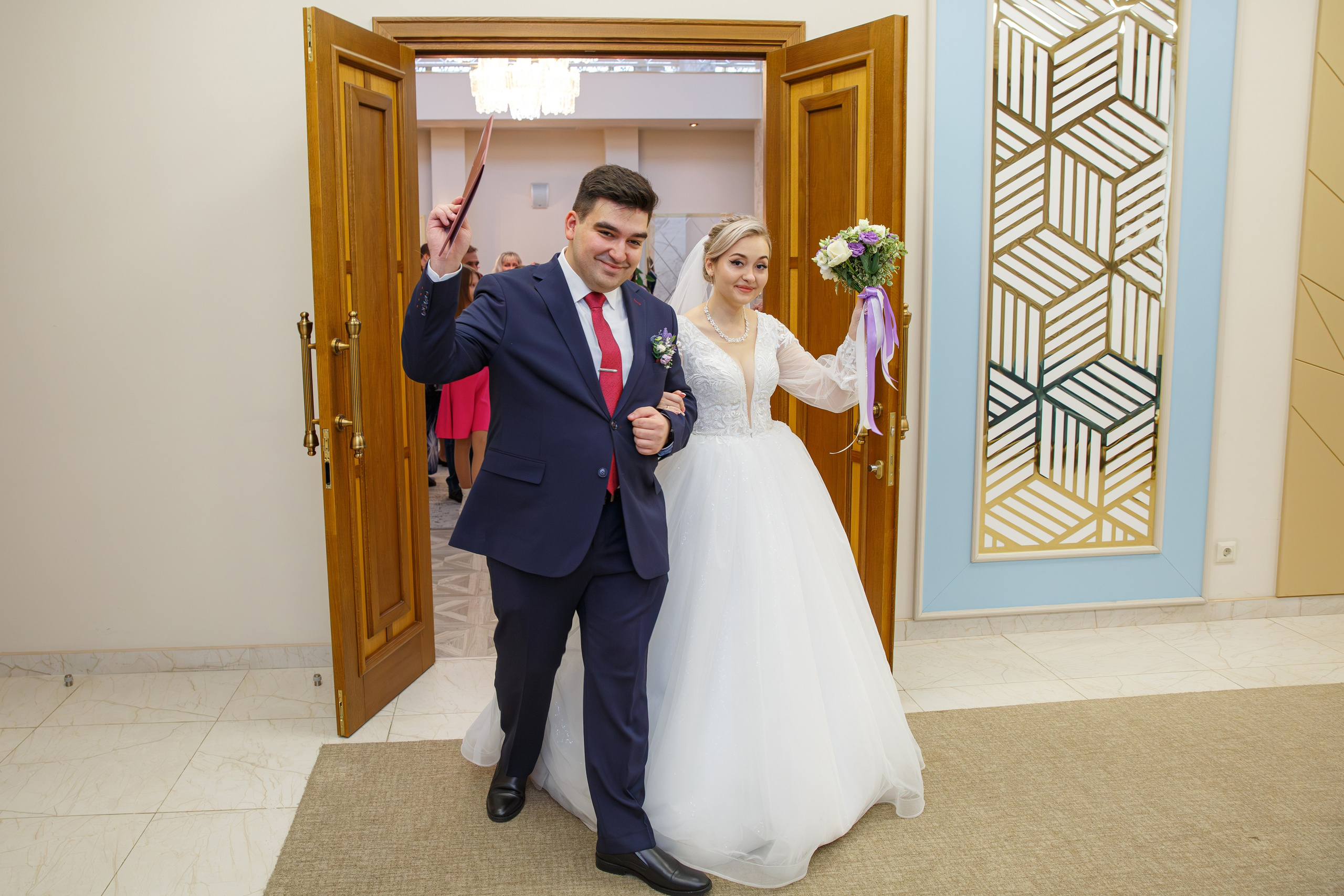 Молодожены выходит из зала регистрации в Дворце бракосочетания №4 Москва