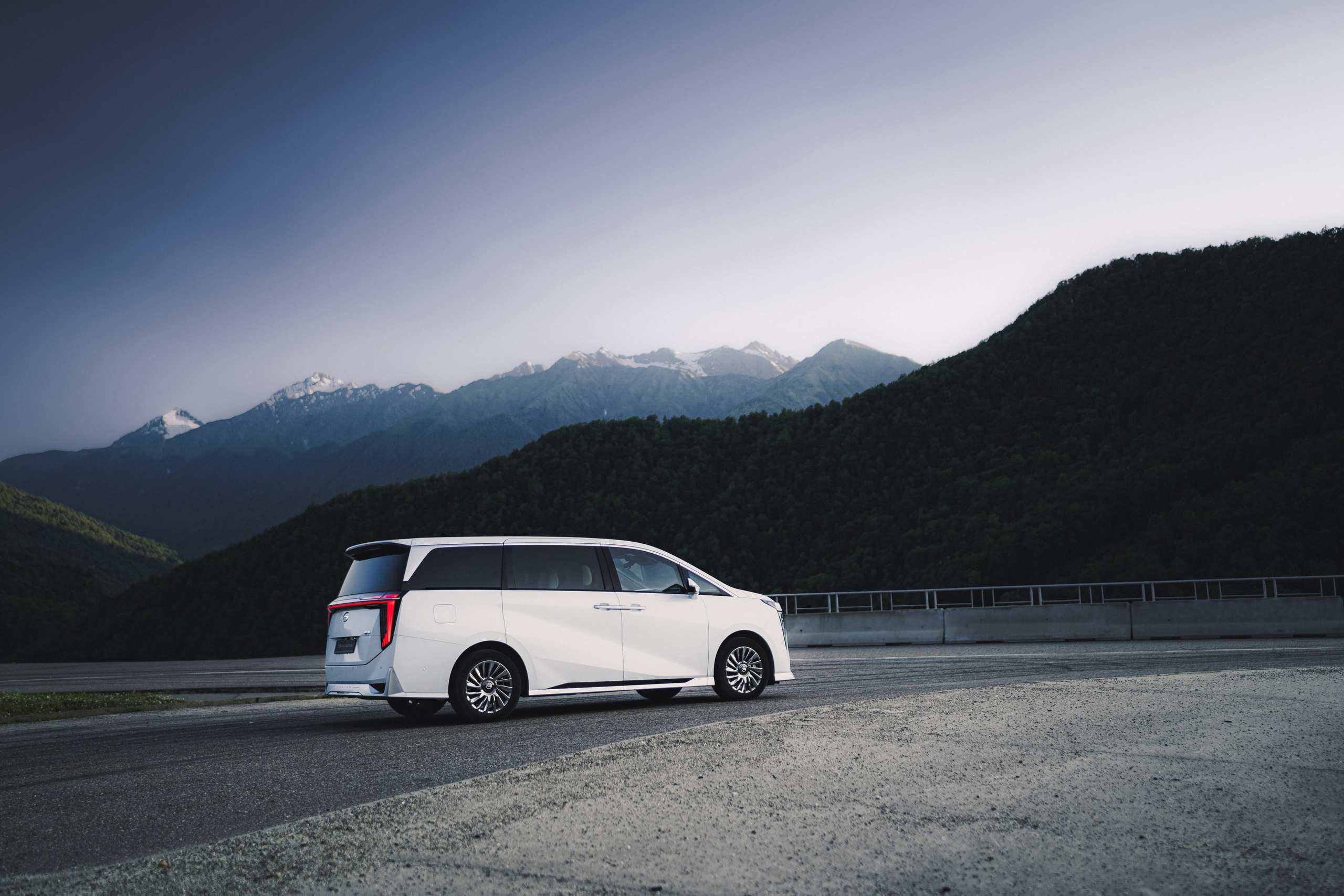 Сотрудничество с GAC Motor. Флагманы модельного ряда 2025: M8 & GS8 Dragon HEV. Фотограф Илья К. в Москве