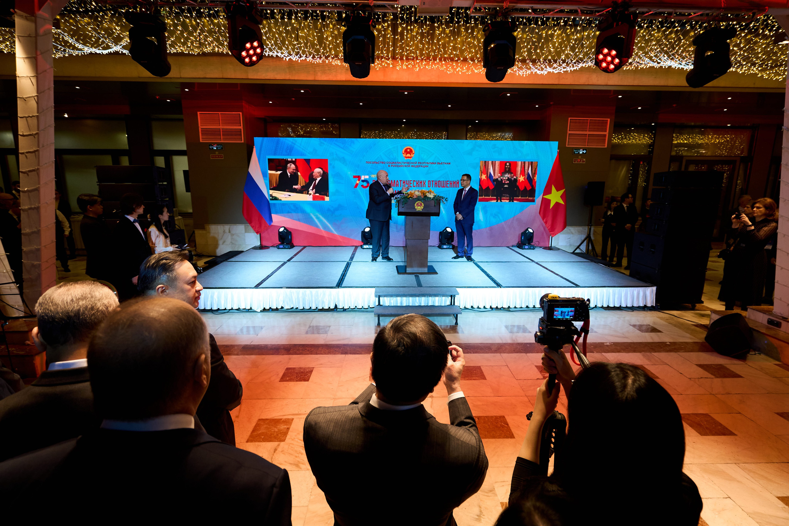 Репортаж со дня 75-летия дружбы Вьетнама и России. Швыдкой и посол Вьетнама. Репортажный фотограф в Москве Александр Гладкий