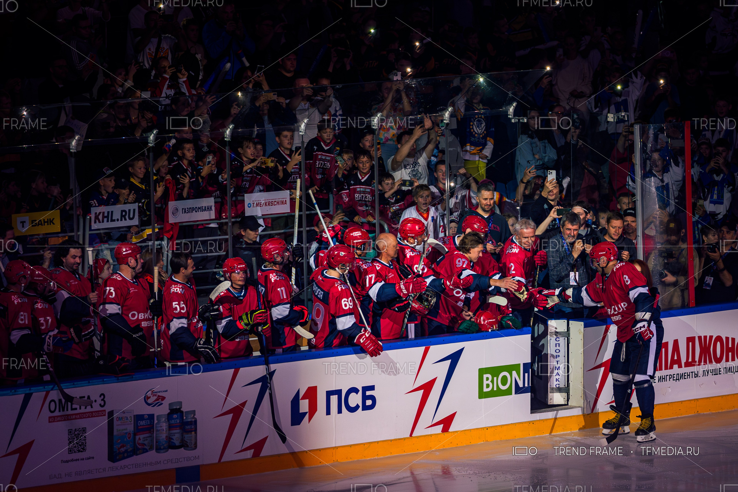 Александр Овечкин на Кубке Овечкина 2025 — рукопожатие с Вячеславом Фетисовым и Кириллом Капризовым, приветствие команды и овации трибун.