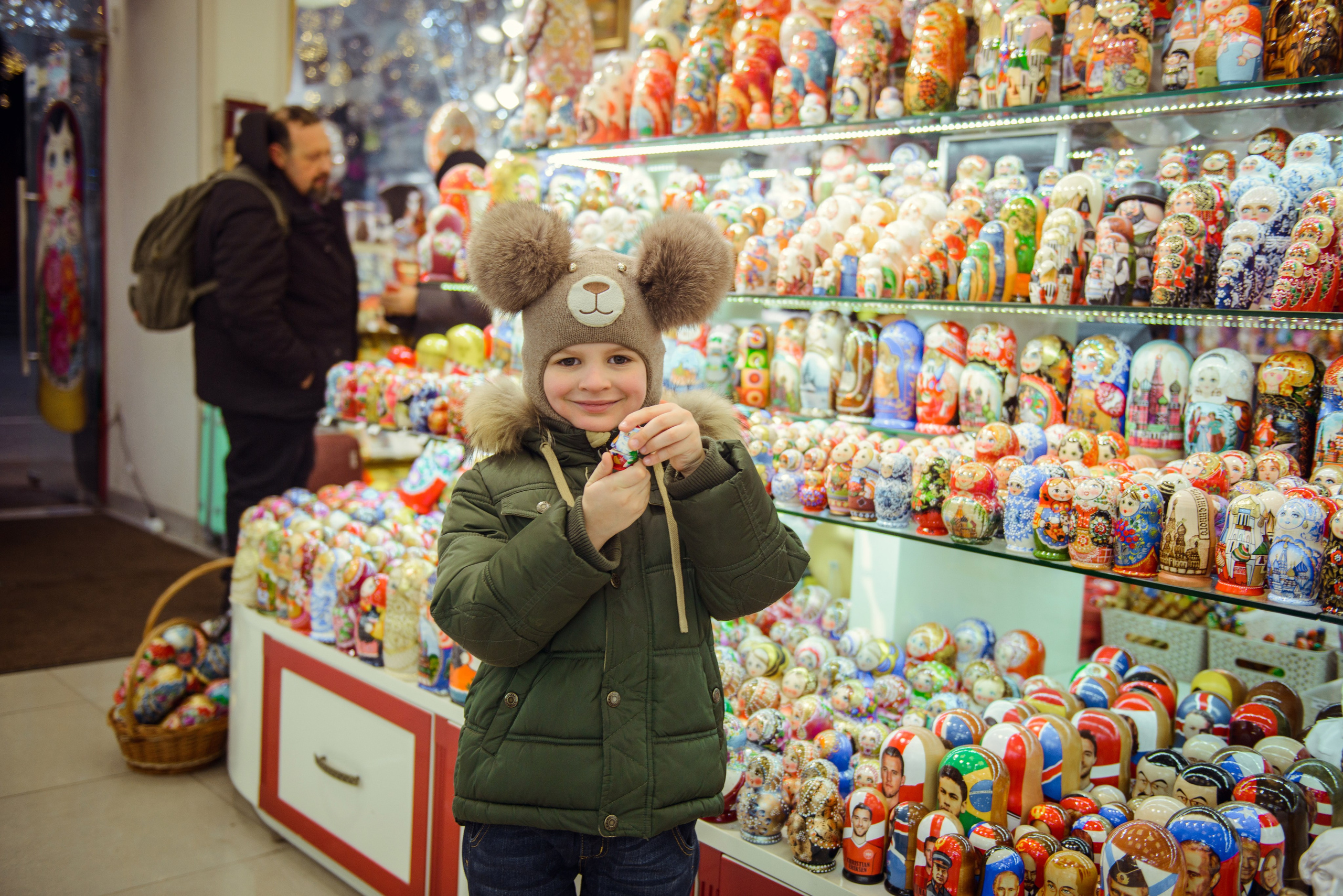 family photo shoot walking in the city. New Year Christmas photoshoot (Photographer in Edinburgh Elena Carruthers)