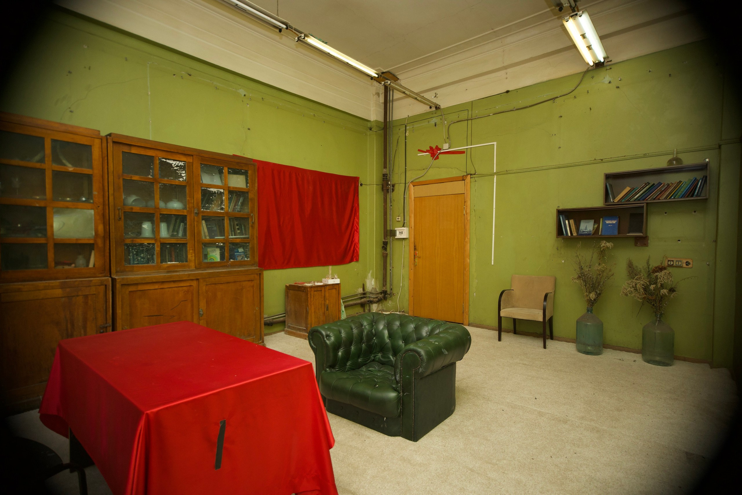 Кино в НИИ СНЕГИРИ (Very Strong Place) — Москва