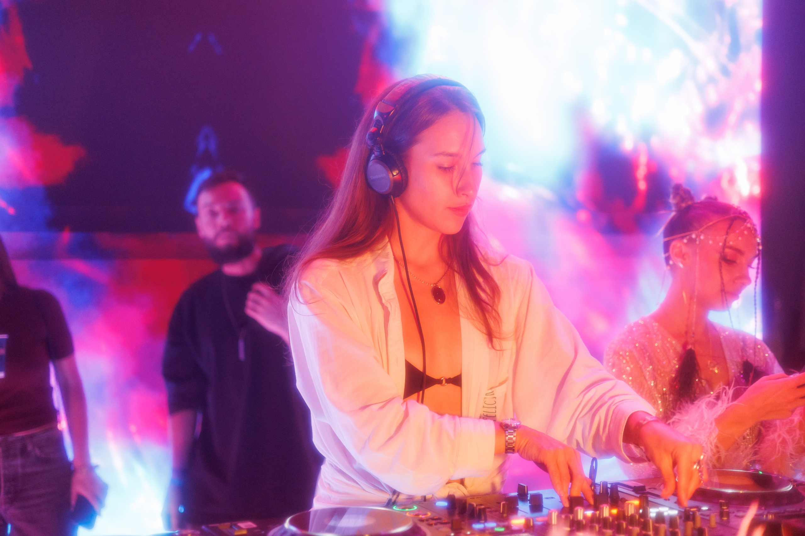 репортажный фотограф александра хитрина-диджей играет музыку