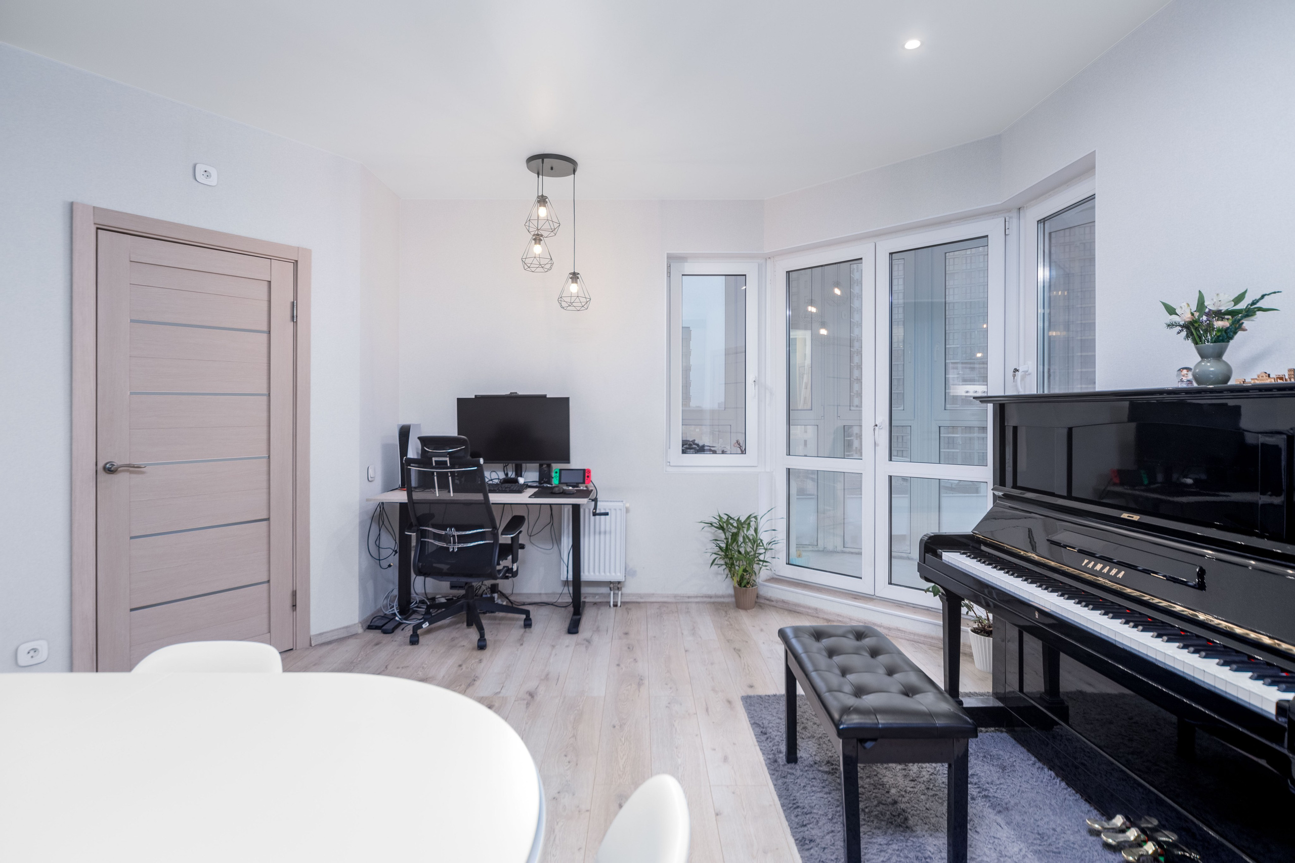 Рабочее место и пианино в кухне-гостиной в трехкомнатной квартире в ЖК Минск Мир