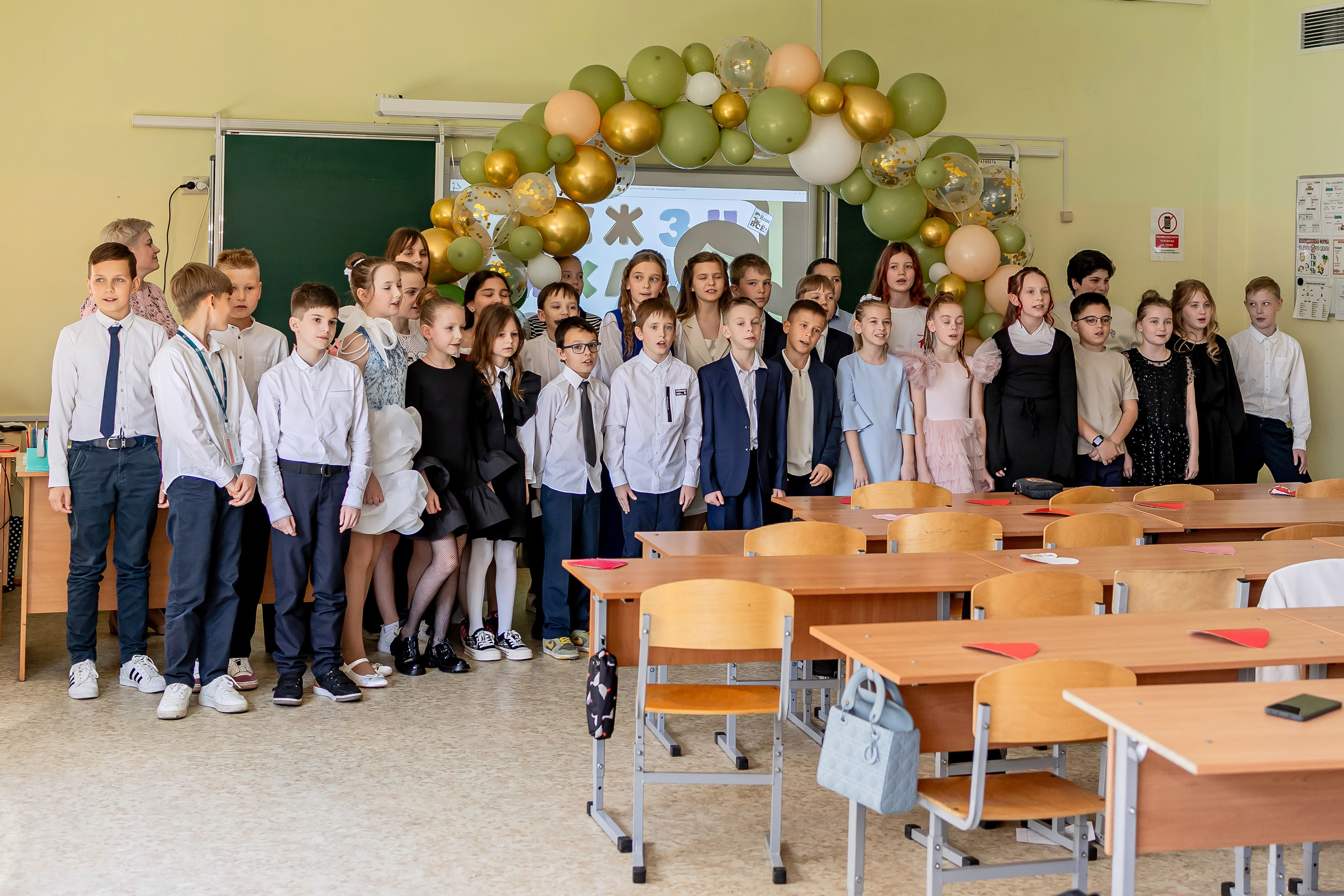 Выпускной в начальной школе в классе. Фотограф и видеограф Москва. Свадебный фотограф, видеограф. Выпускные альбомы. Оживающие альбомы