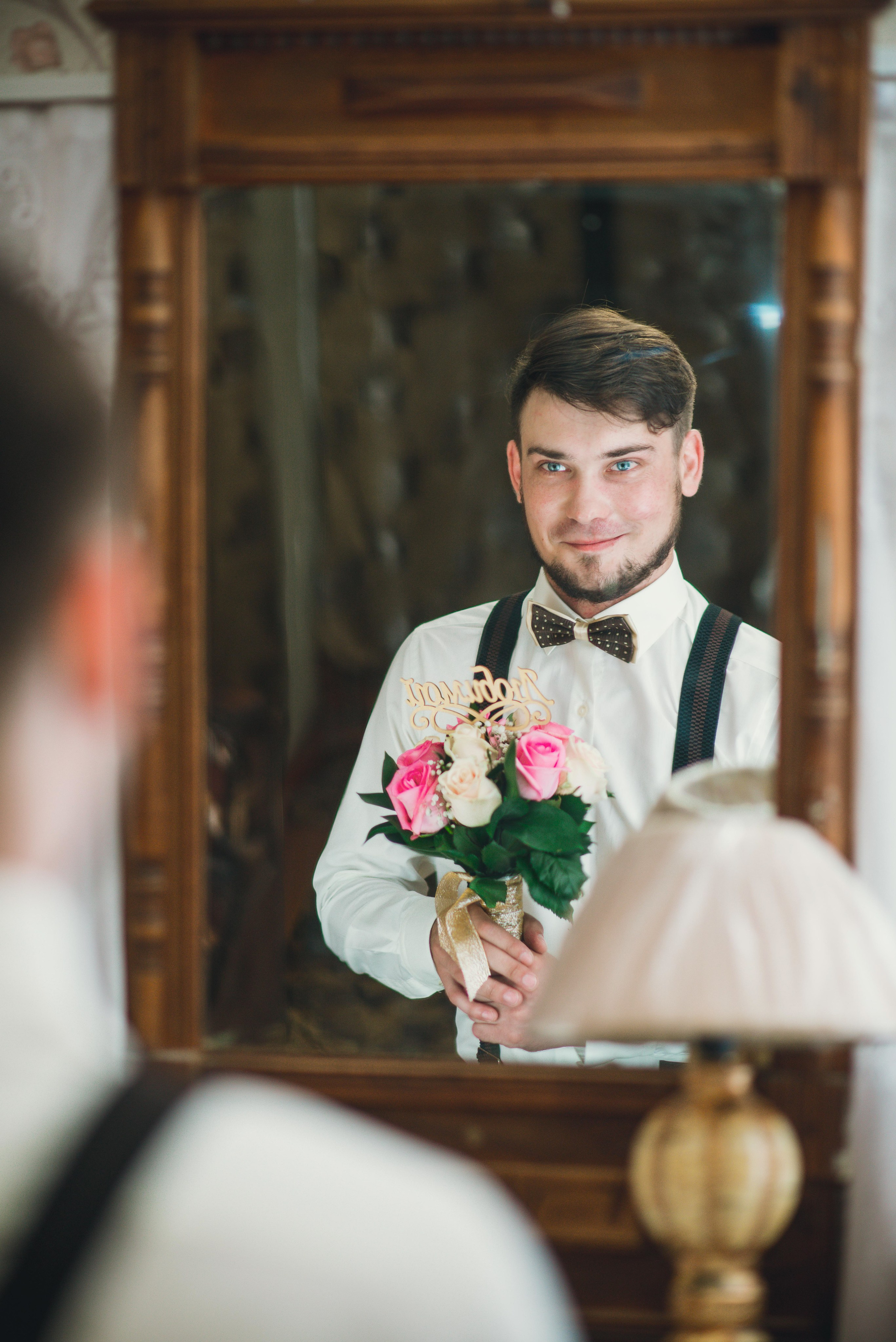 Фото под старину жениха с букетом невесты