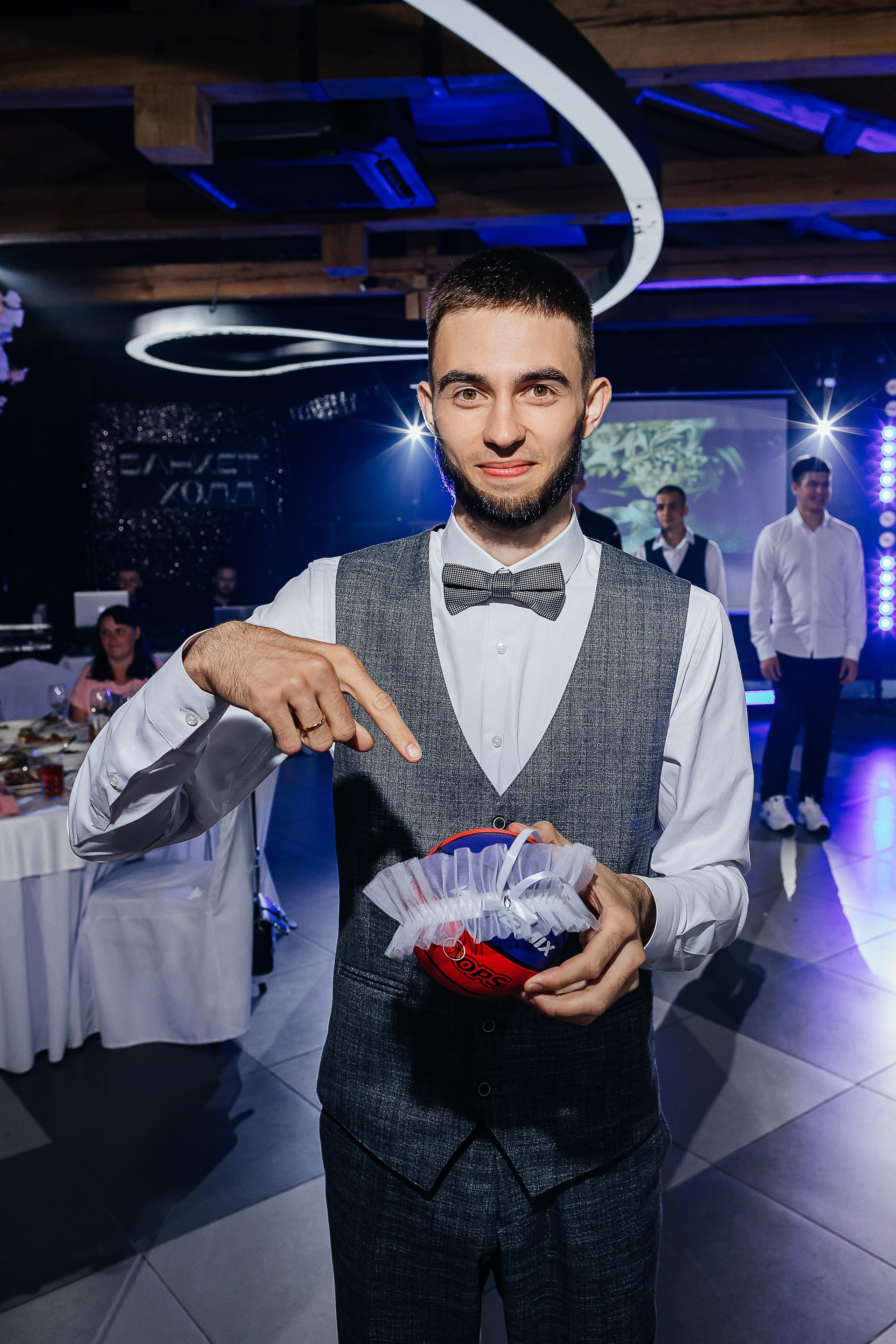 Чувственная первая встреча пары в отеле. Олег Сверчков | Свадебный фотограф Вологда