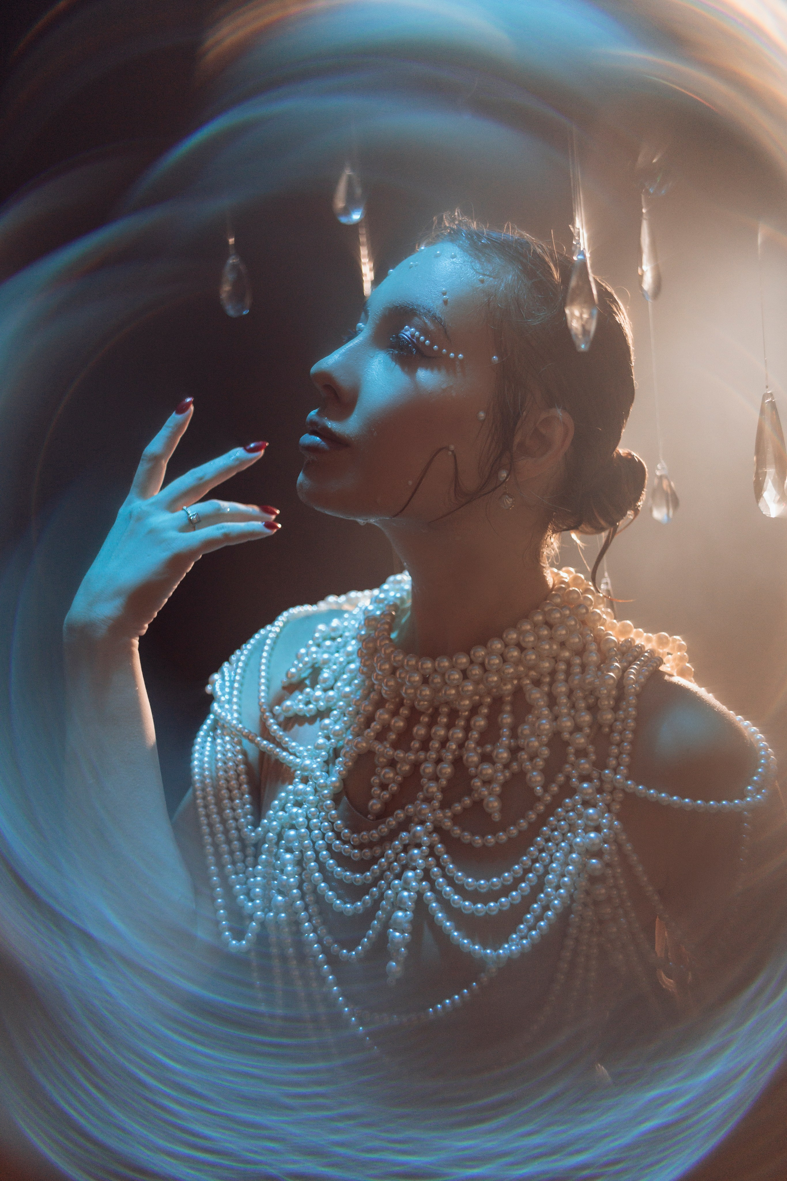 Художественный образ девушки в резервуаре с водой, креативная фотосессия в Москве