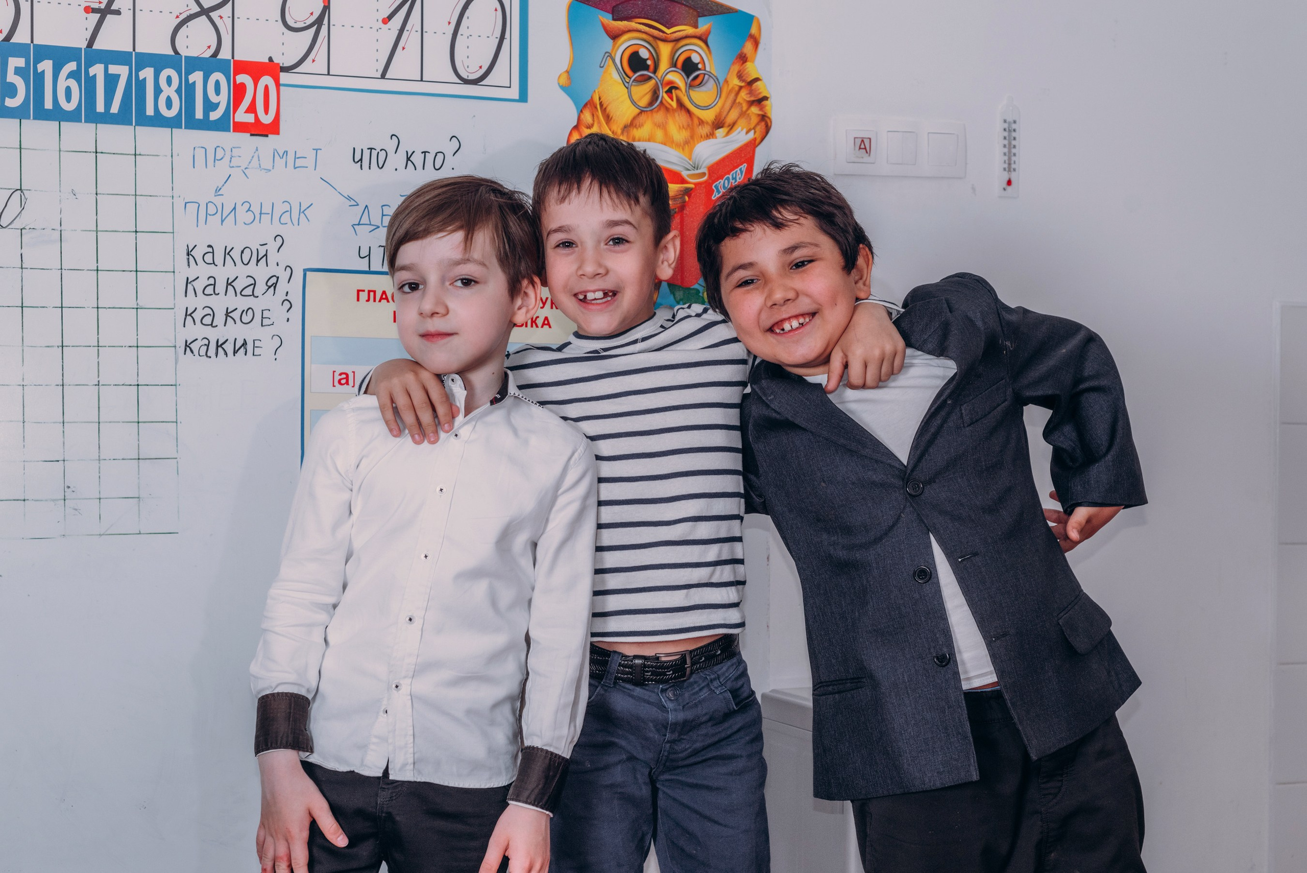 Выпускной альбом 1 класса — фотосессия в школе, деликатная ретушь и дизайн в Москве. MILATE — выпускные альбомы, фотосессии и видео в Москве