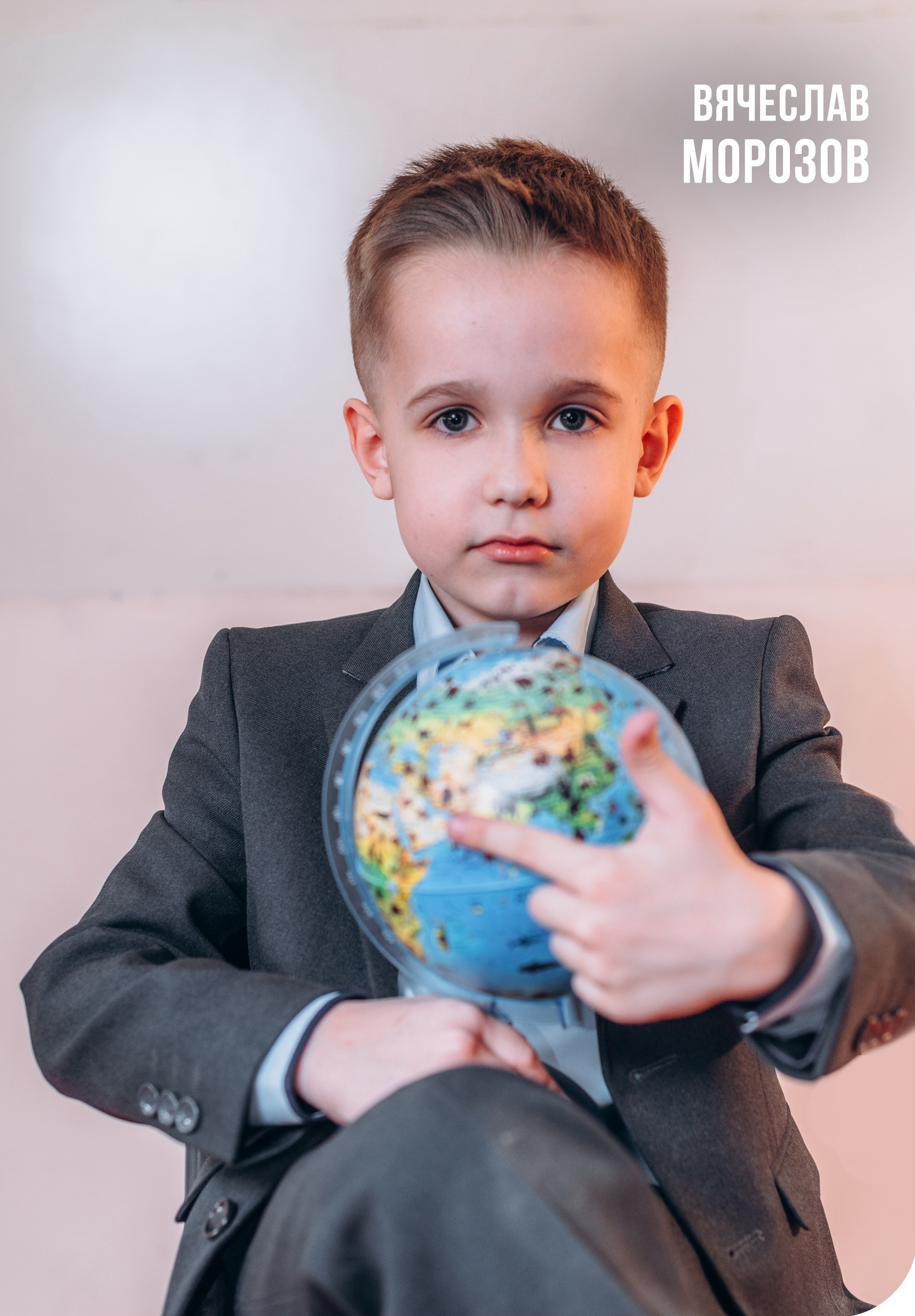 Выпускной альбом 1 класса — фотосессия в школе, деликатная ретушь и дизайн в Москве. MILATE — выпускные альбомы, фотосессии и видео в Москве