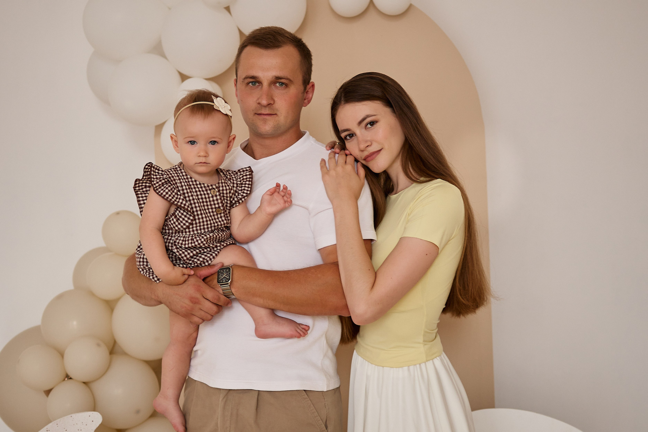 Фотосессия на первый день рождения от 1 года до 5 лет в Краснодаре. Фотостудия Roomy в Краснодаре | Семейные и детские съёмки дней рождения от 1 до 5 лет, аренда зала фотостудии