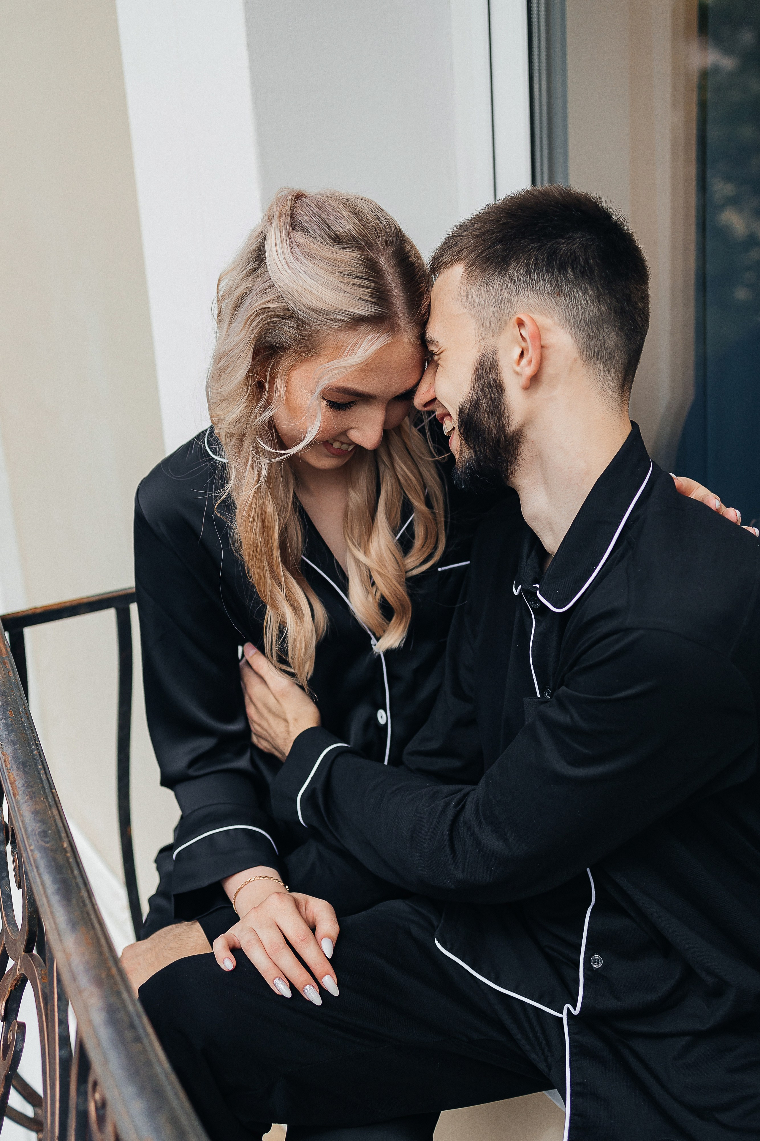 Чувственная первая встреча пары в отеле. Олег Сверчков | Свадебный фотограф Вологда