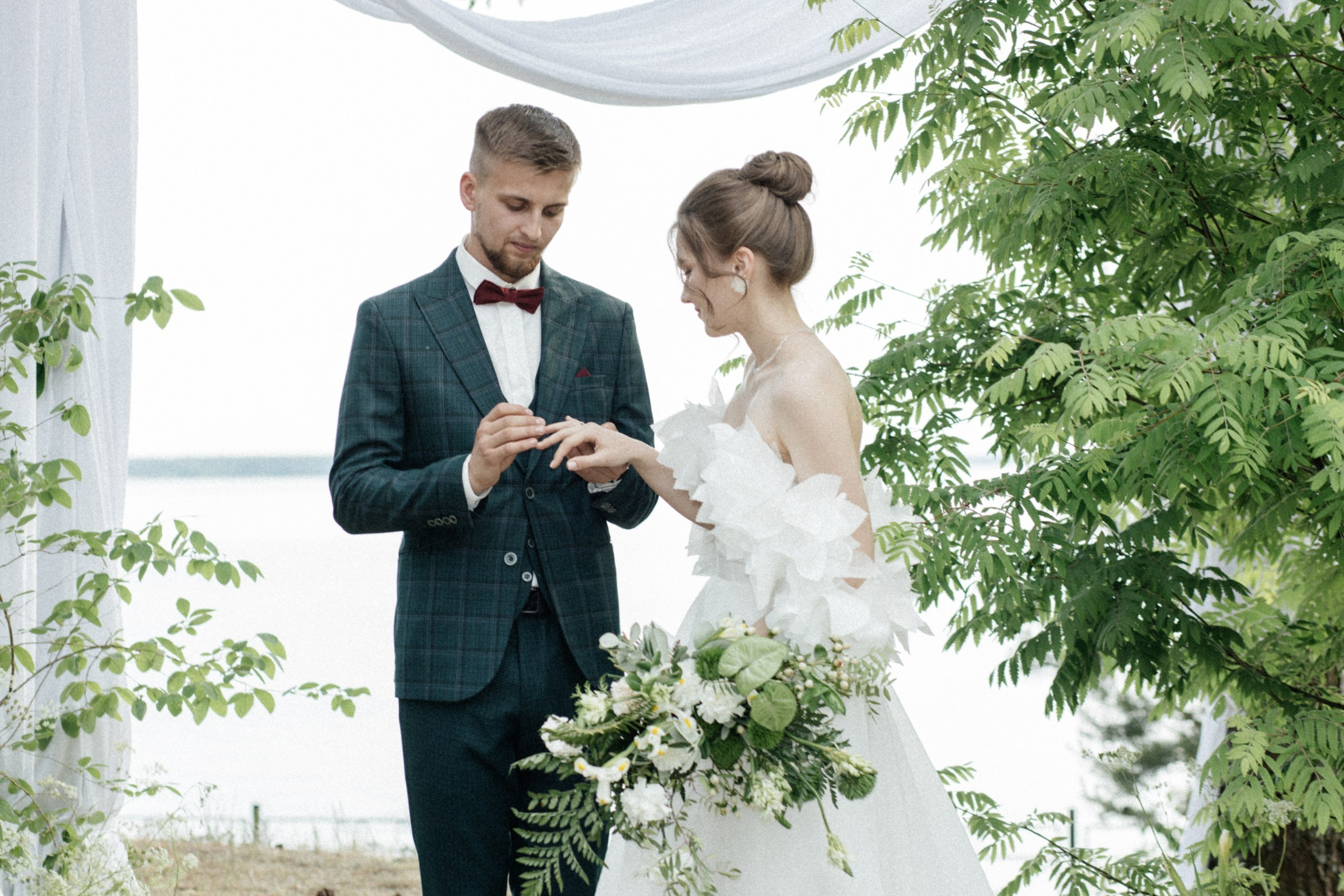 А & Ю | Камерная свадьба под открытым небом. Свадебный фотограф Настя Шелл г. Череповец