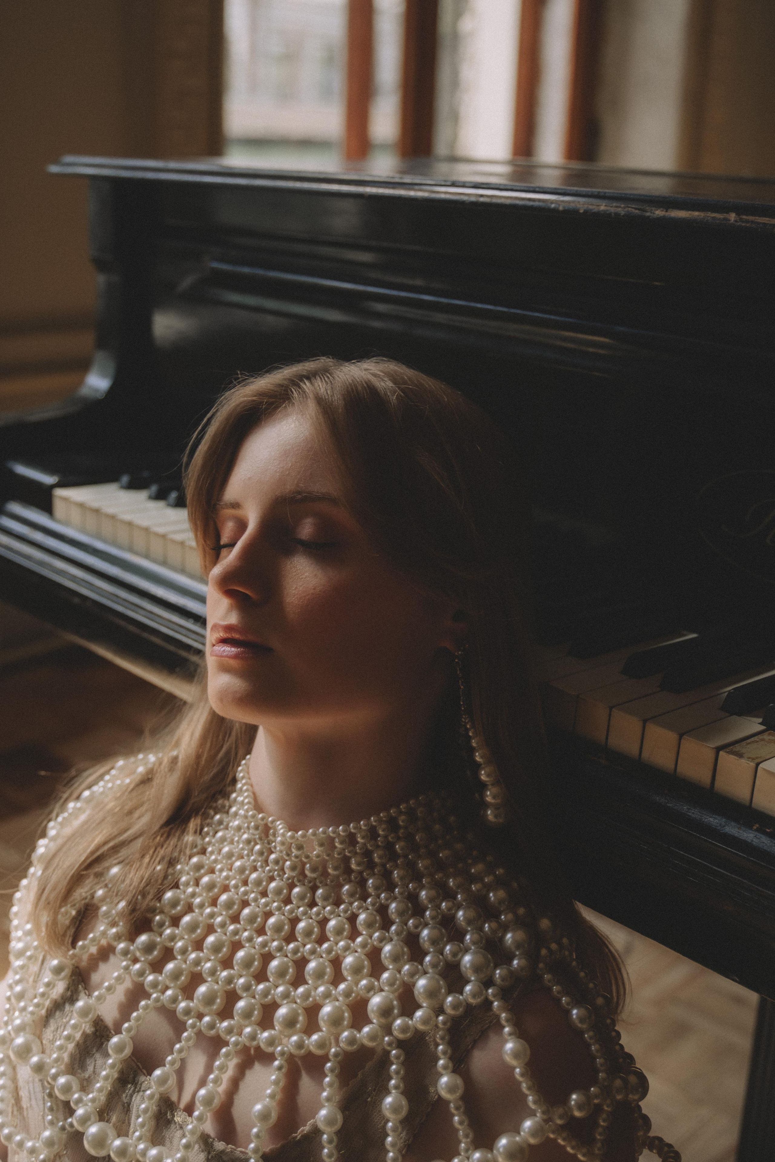 Ещё одна из рода Болейн. Привет, меня зовут Эмилия. Сниму кино о тебе