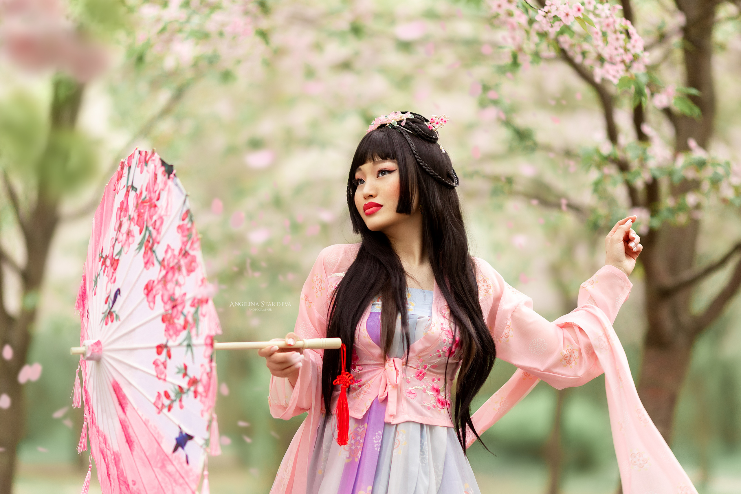 девушка в цветущей сакуре