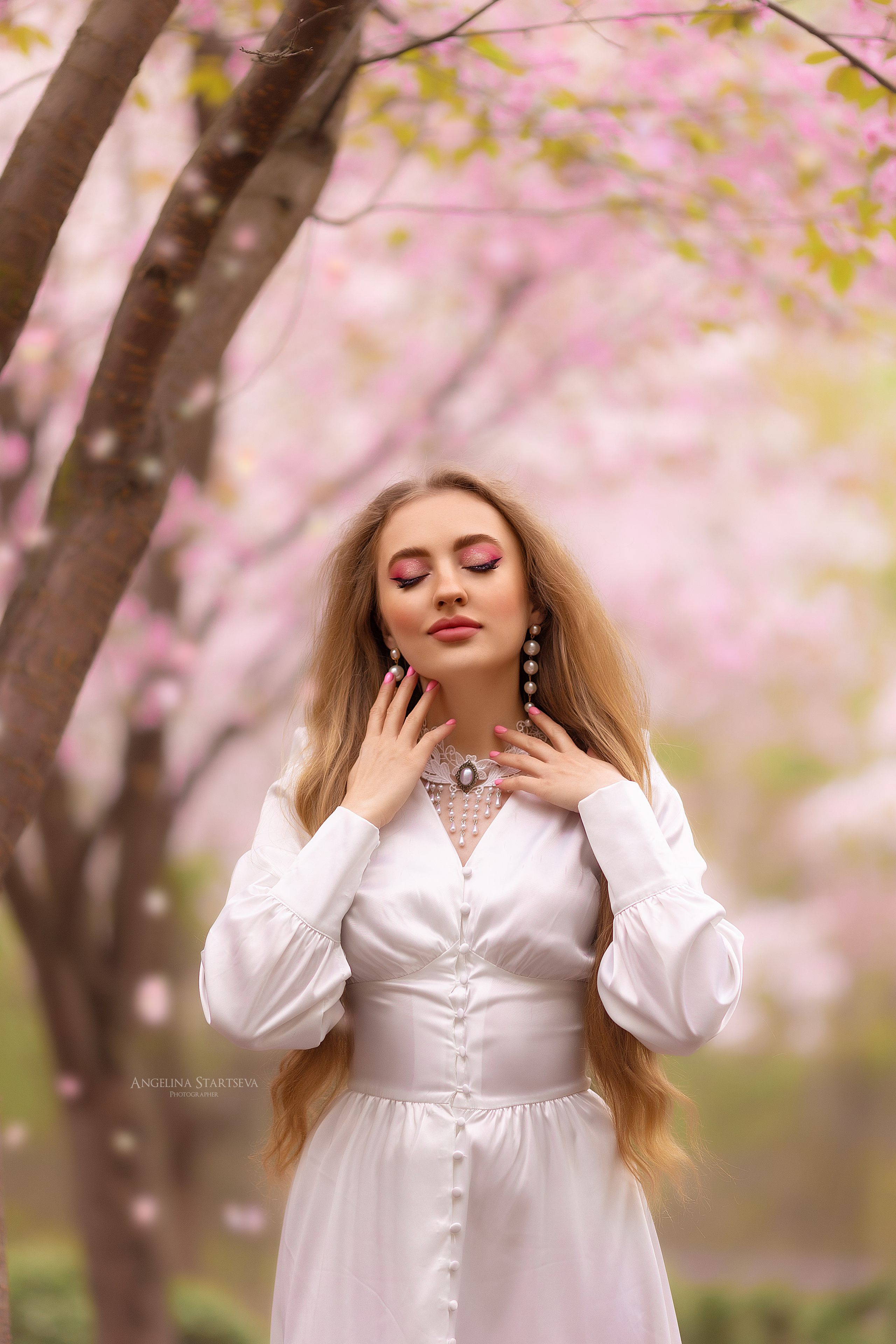 девушка в цветущих садах