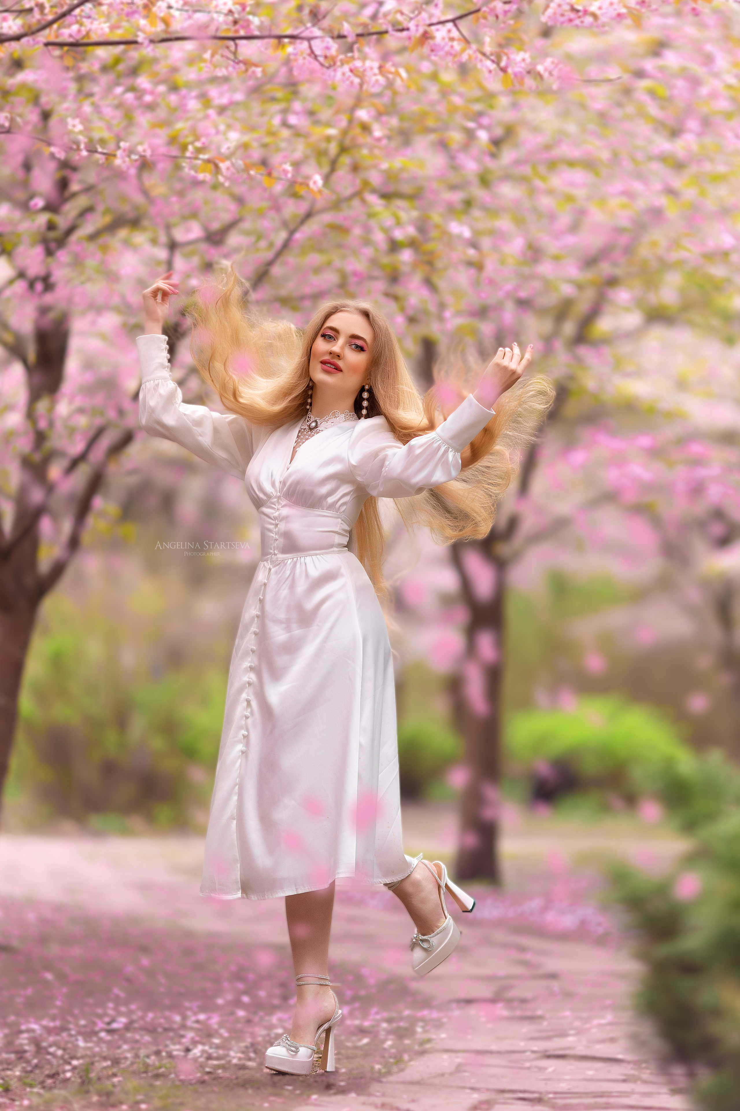 девушка в розовом цветении