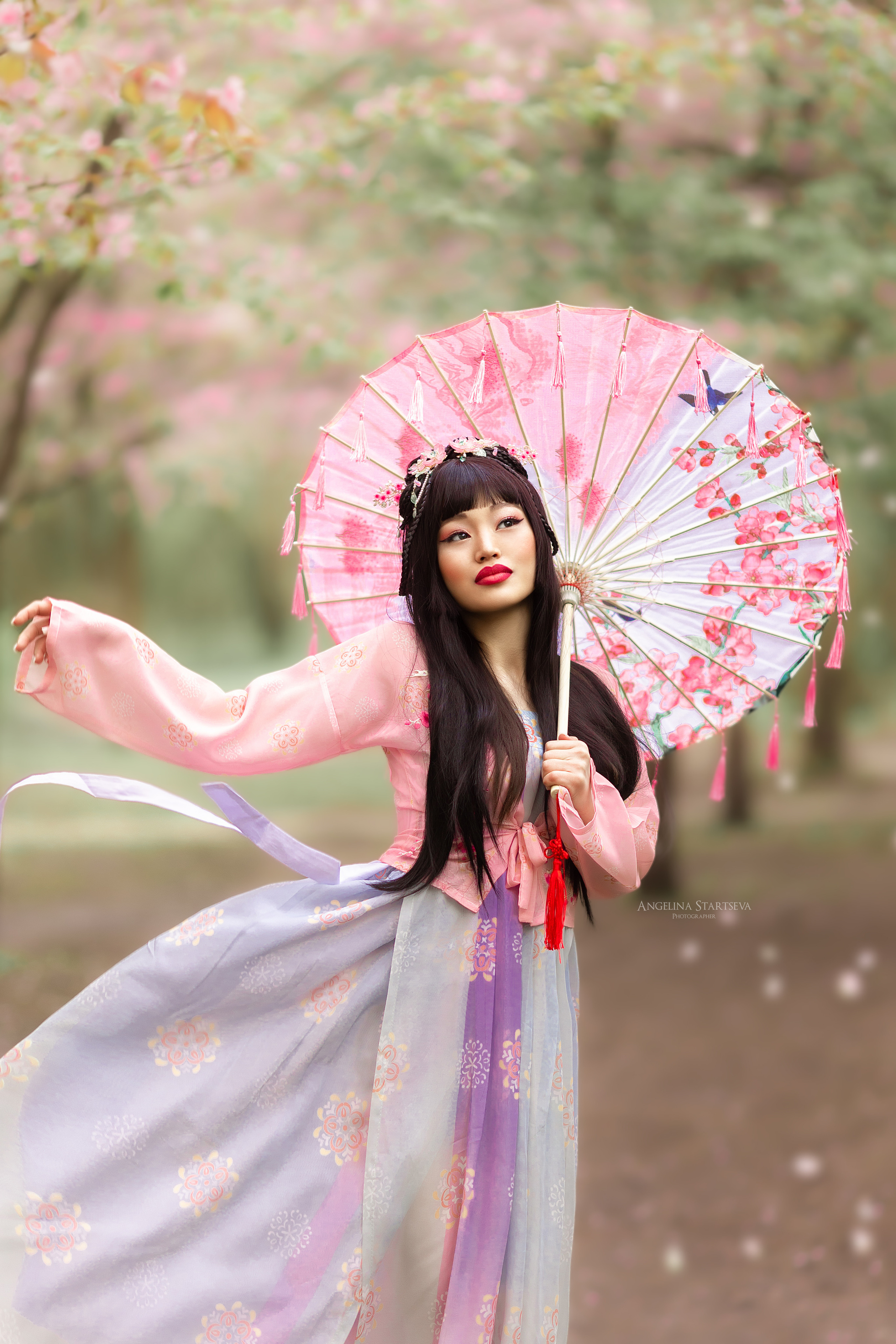 азиатка с зонтом в сакуре, фотограф Ангелина Старцева