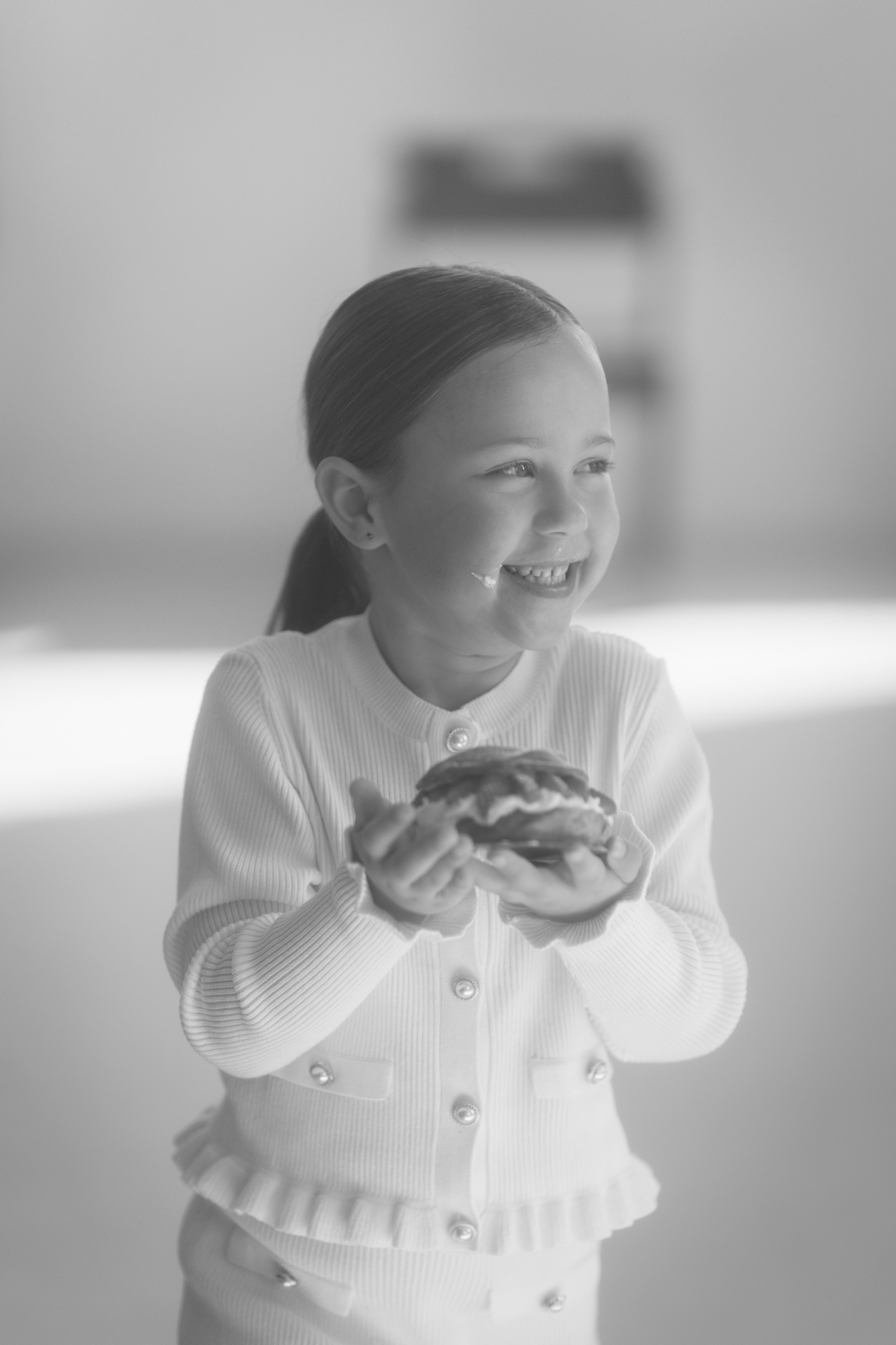 Семейная фотосессия в Уфе в студии Офис46 — тёплые кадры на день рождения ребёнка