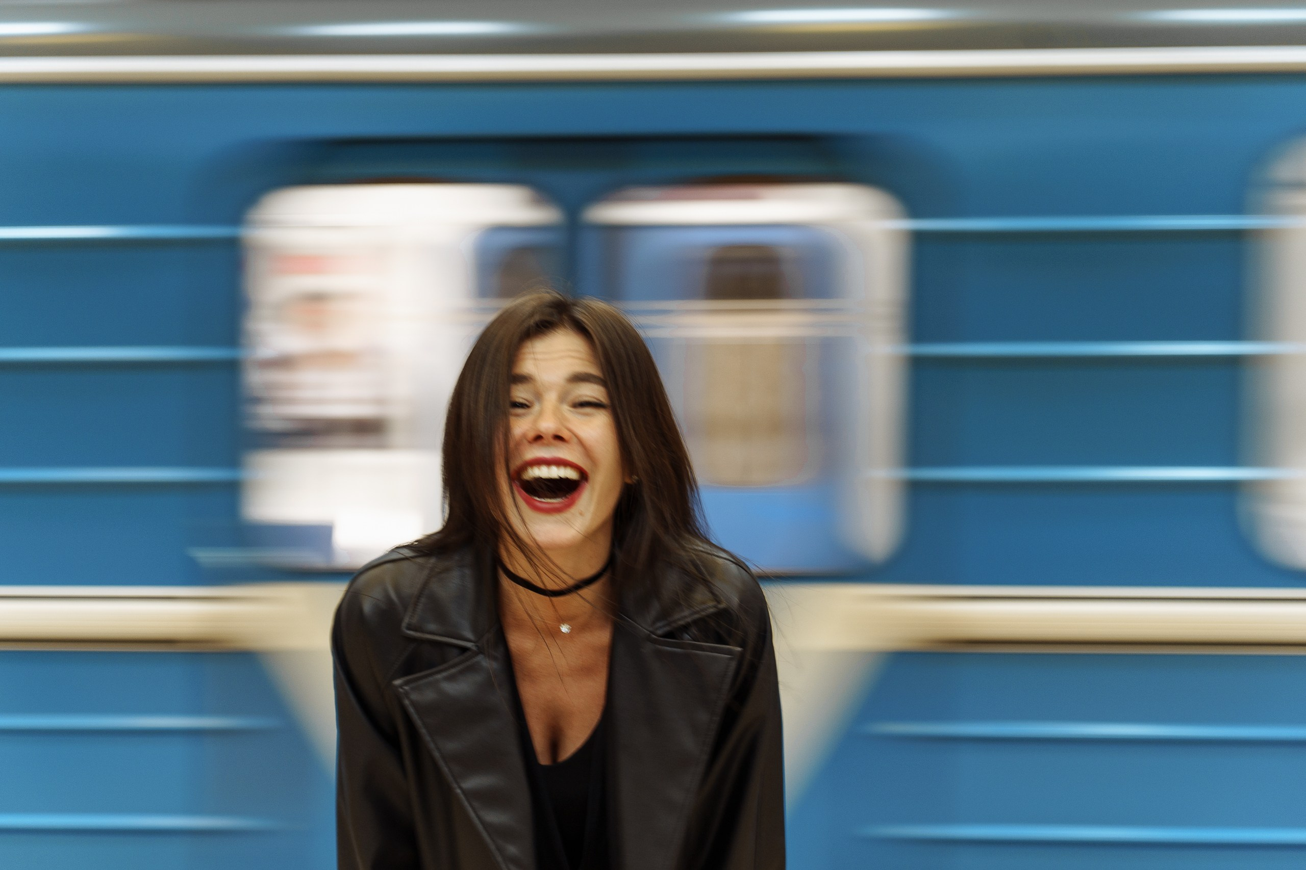 Яркий эмоциональный портрет девушки в метро | Портретная фотосессия в Екатеринбурге